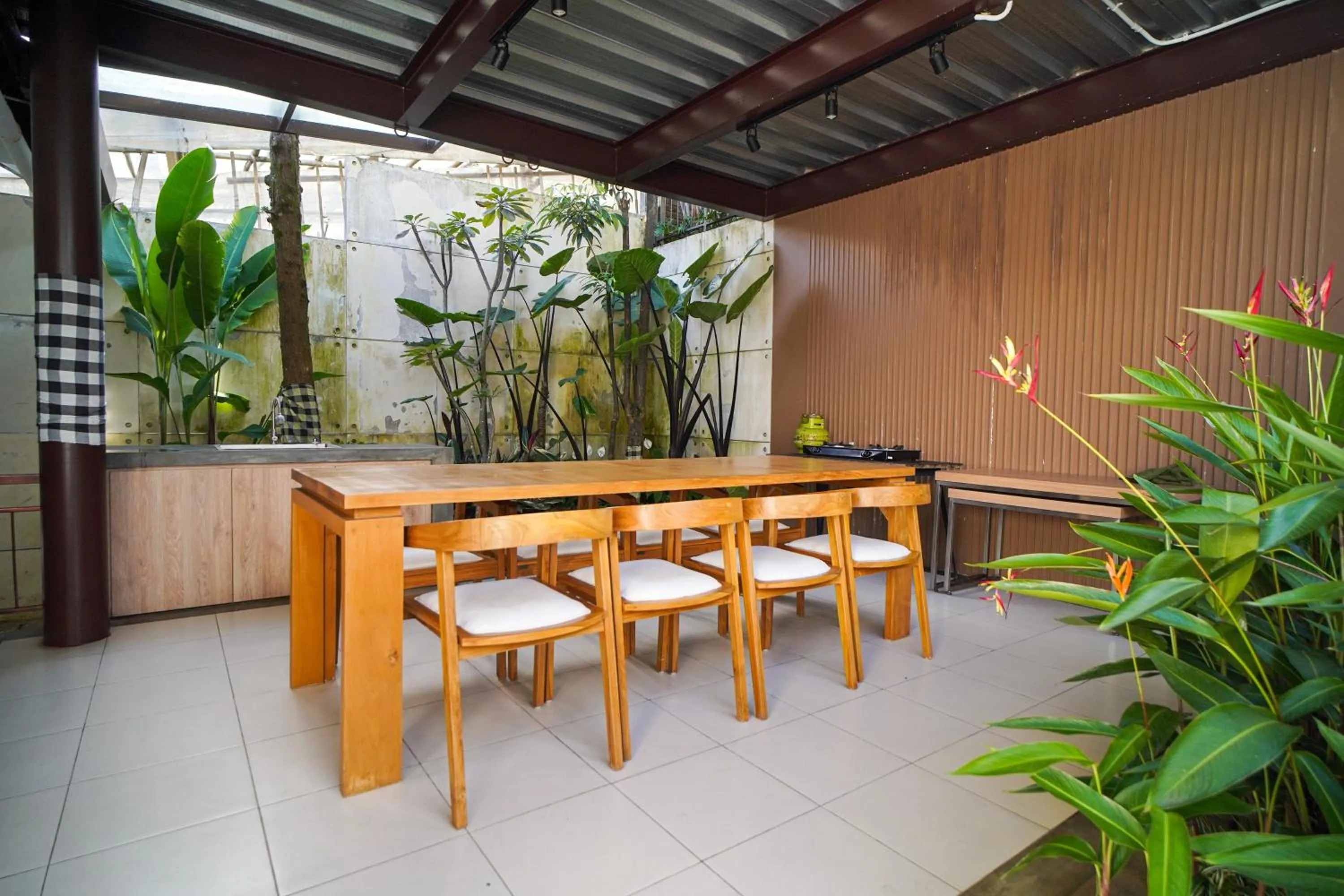 Restaurant/places to eat in Omah Angkul Angkul Villa