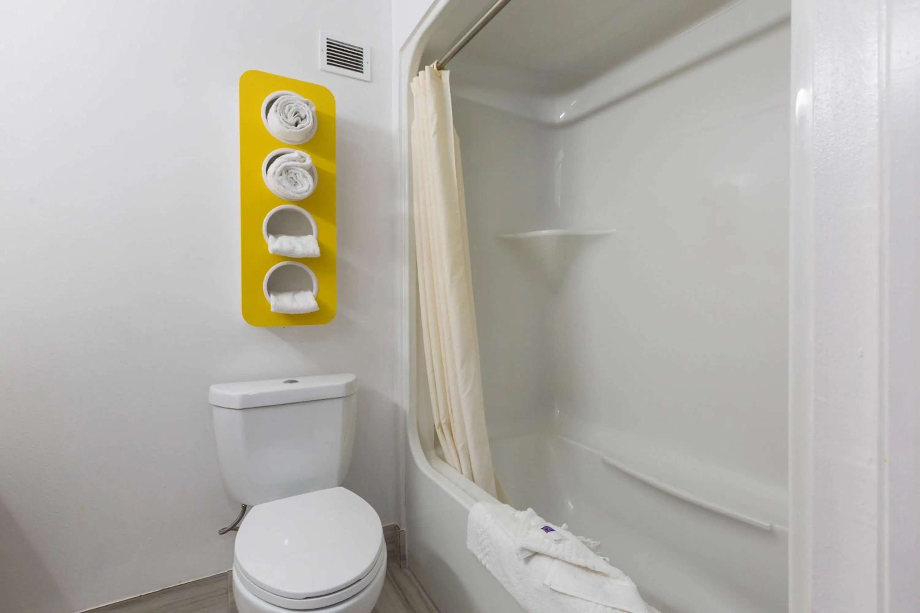 Bathroom in Motel 6-Suwanee, GA - Gwinnett Center