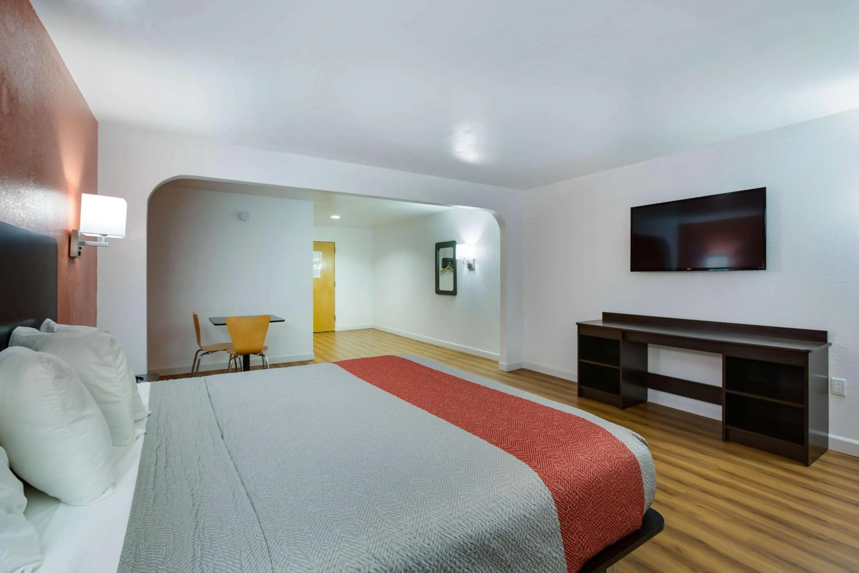 Photo of the whole room, Bed in Motel 6-Suwanee, GA - Gwinnett Center