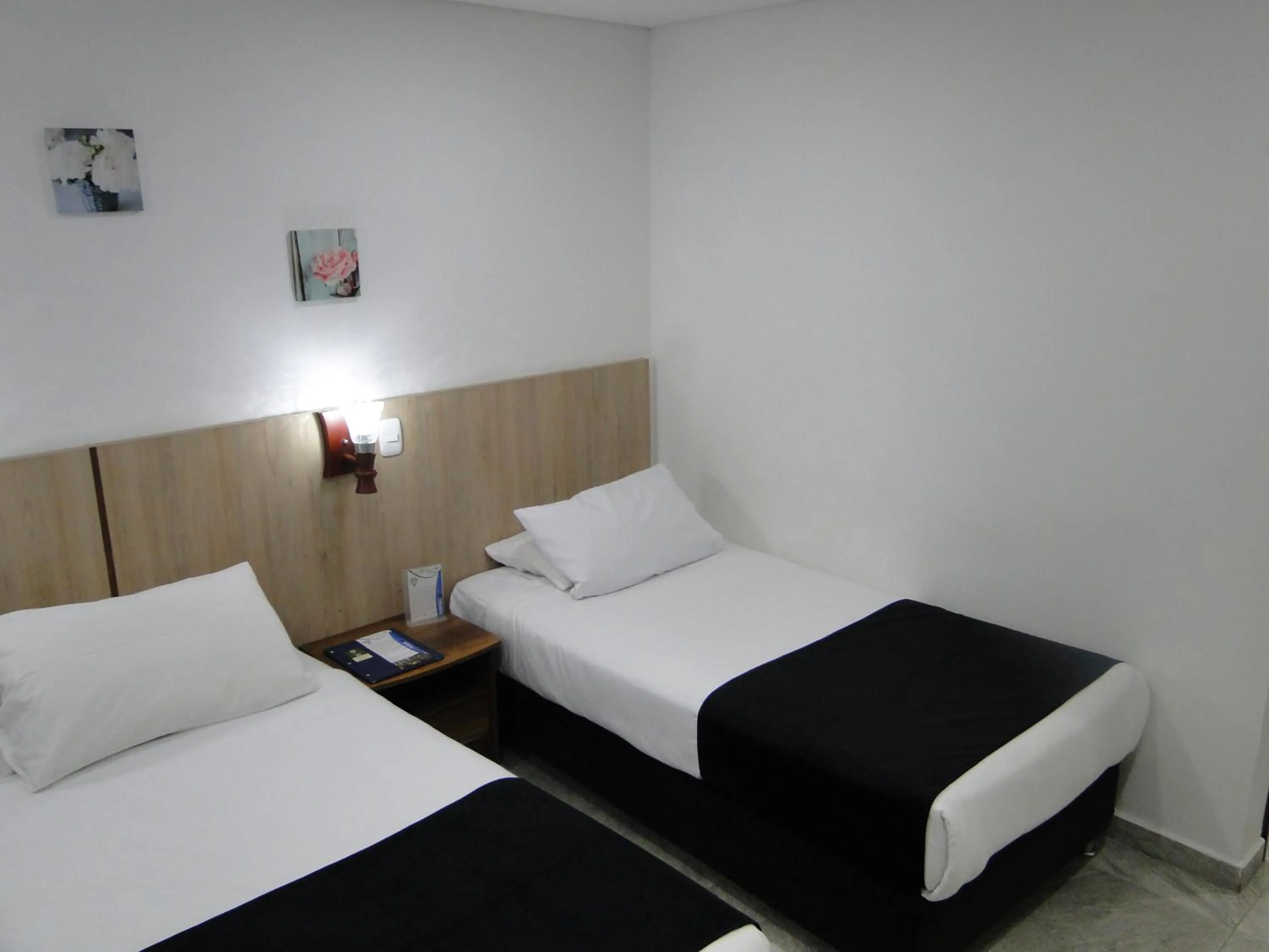 Twin Room in Hotel Esmeralda Plaza