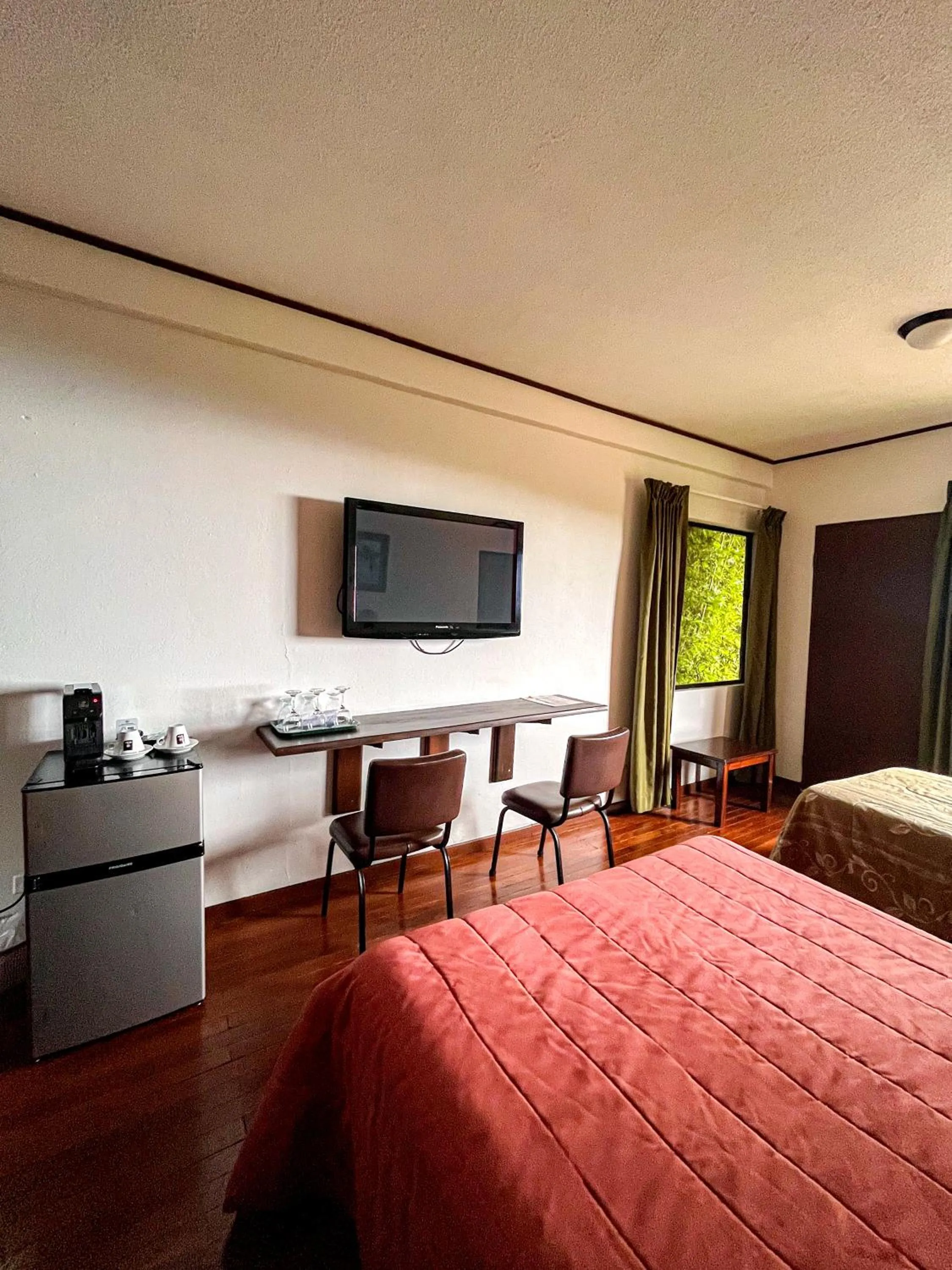 TV and multimedia, Bed in Hotel Montaña Monteverde