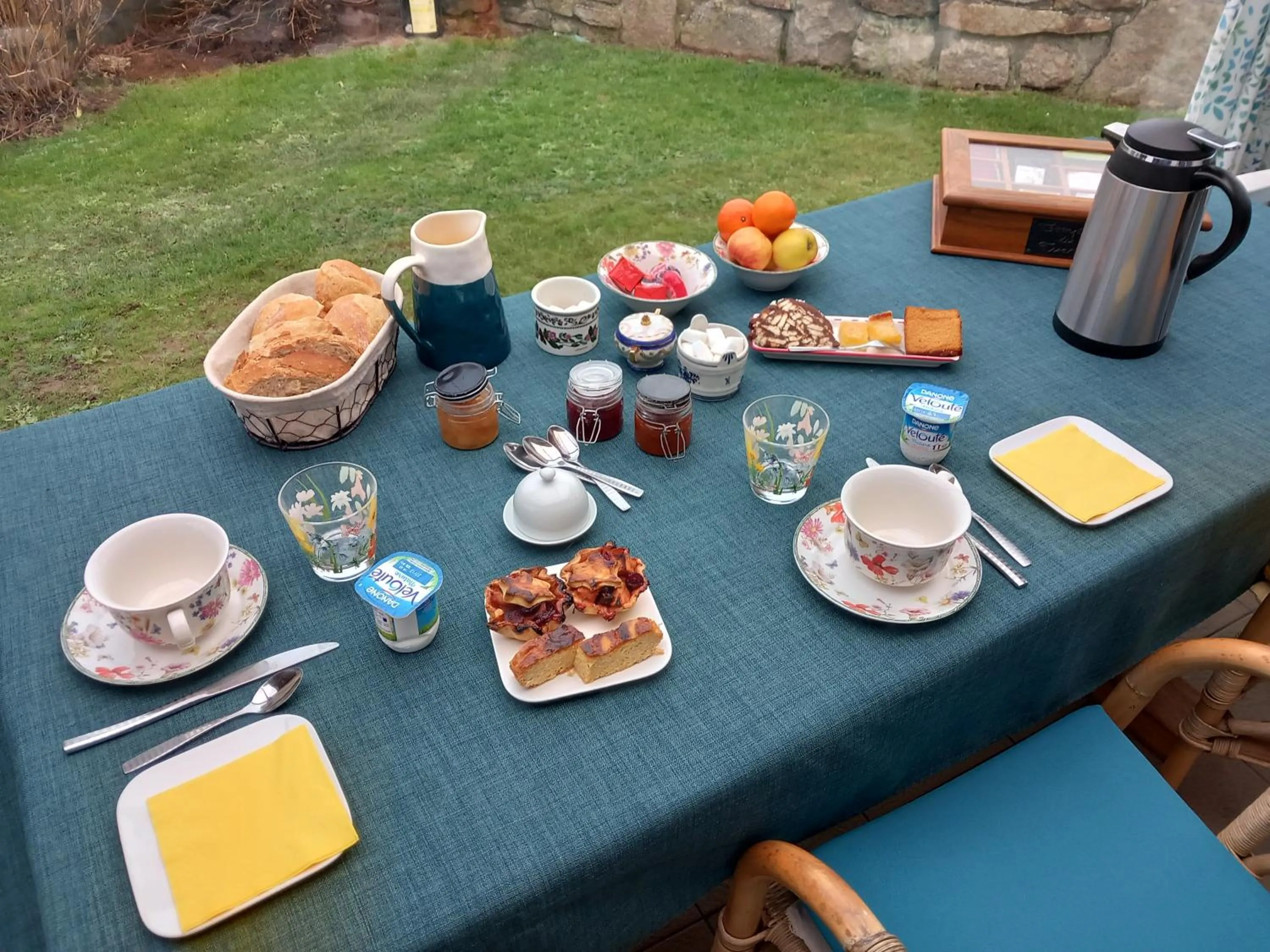 Continental breakfast in Chambres d'hôtes de Kermerrien