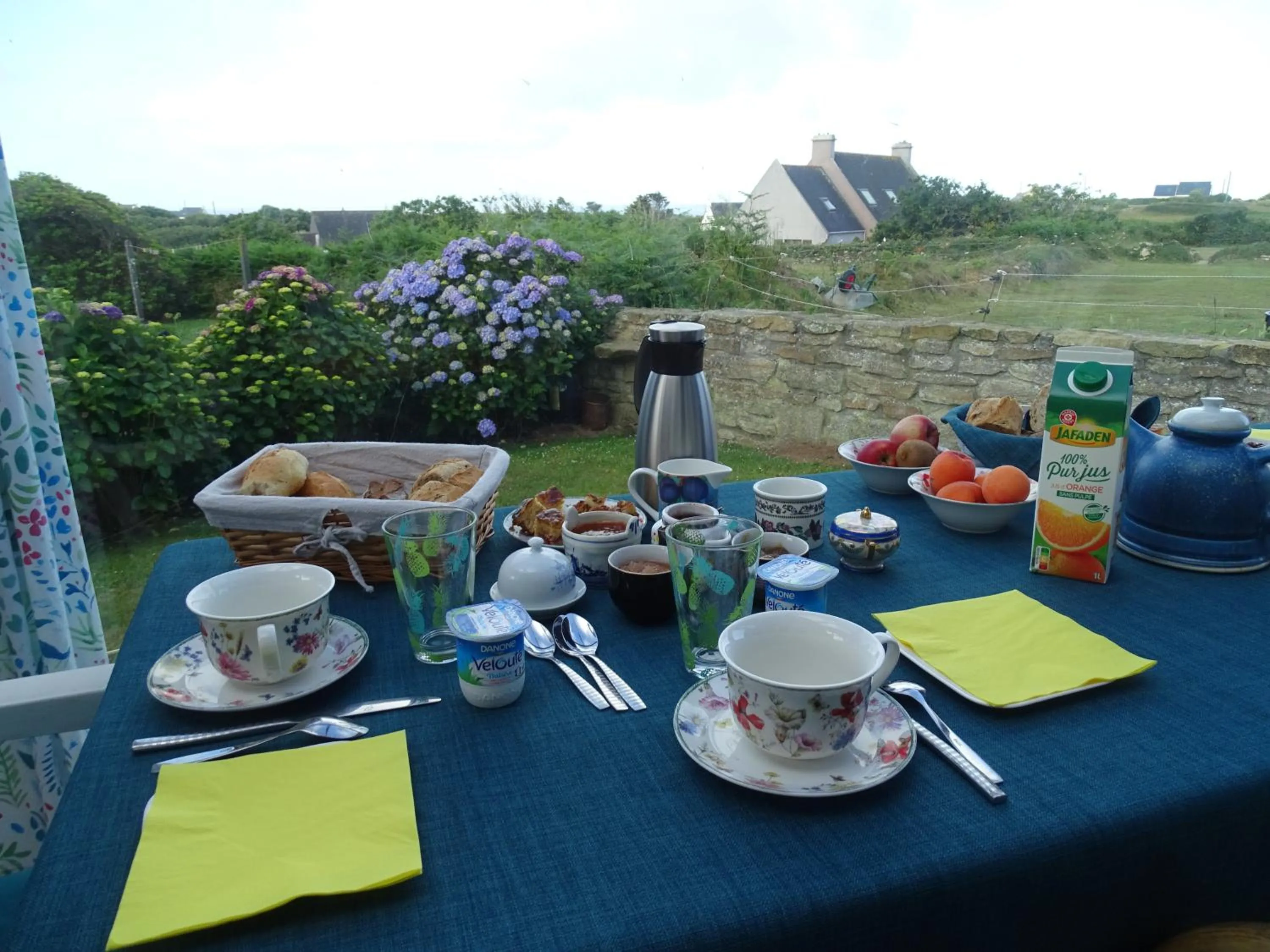 Breakfast in Chambres d'hôtes de Kermerrien