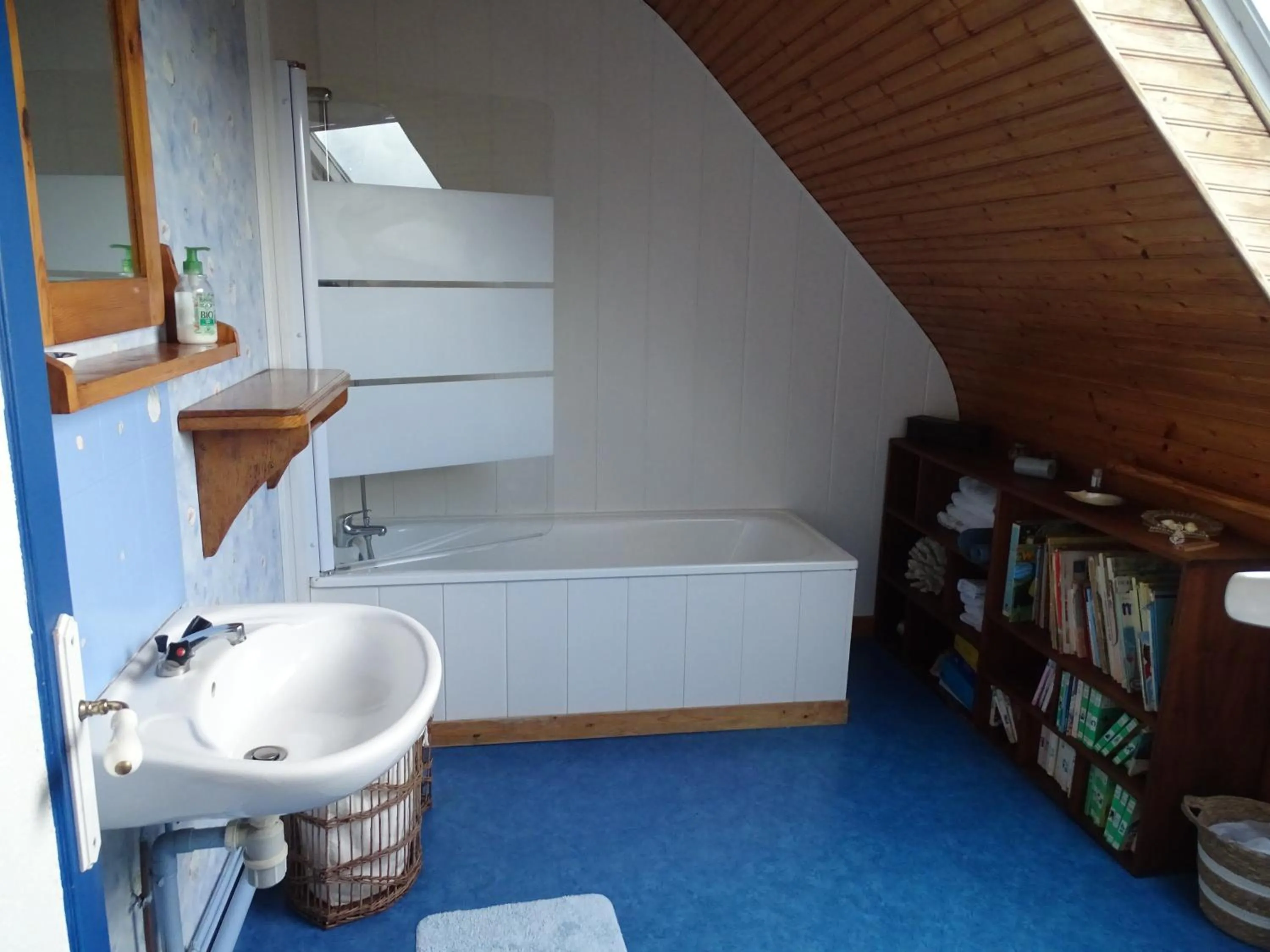 Bathroom, Bed in Chambres d'hôtes de Kermerrien