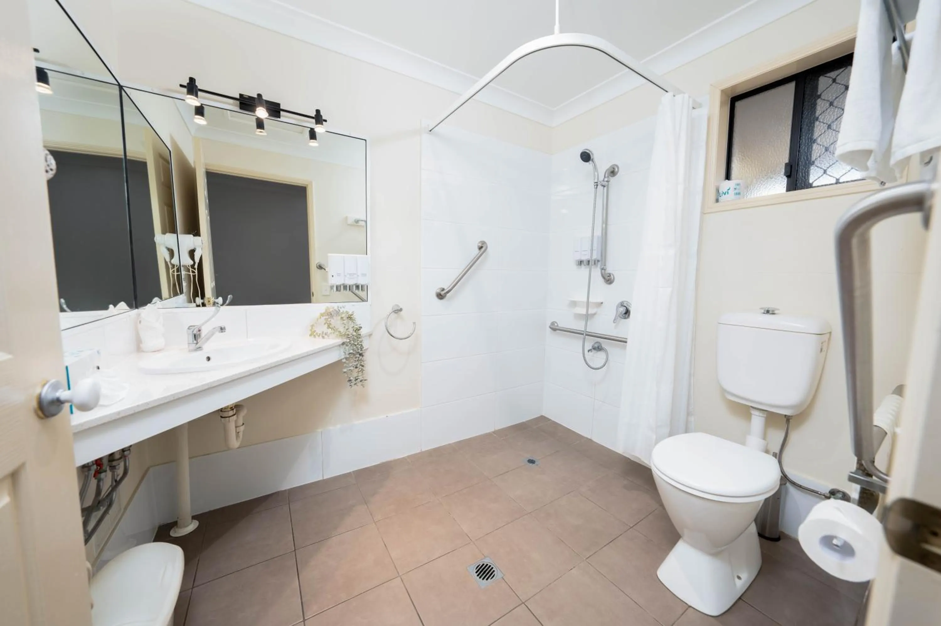 Shower in Best Western Tuscany on Tor Motor Inn