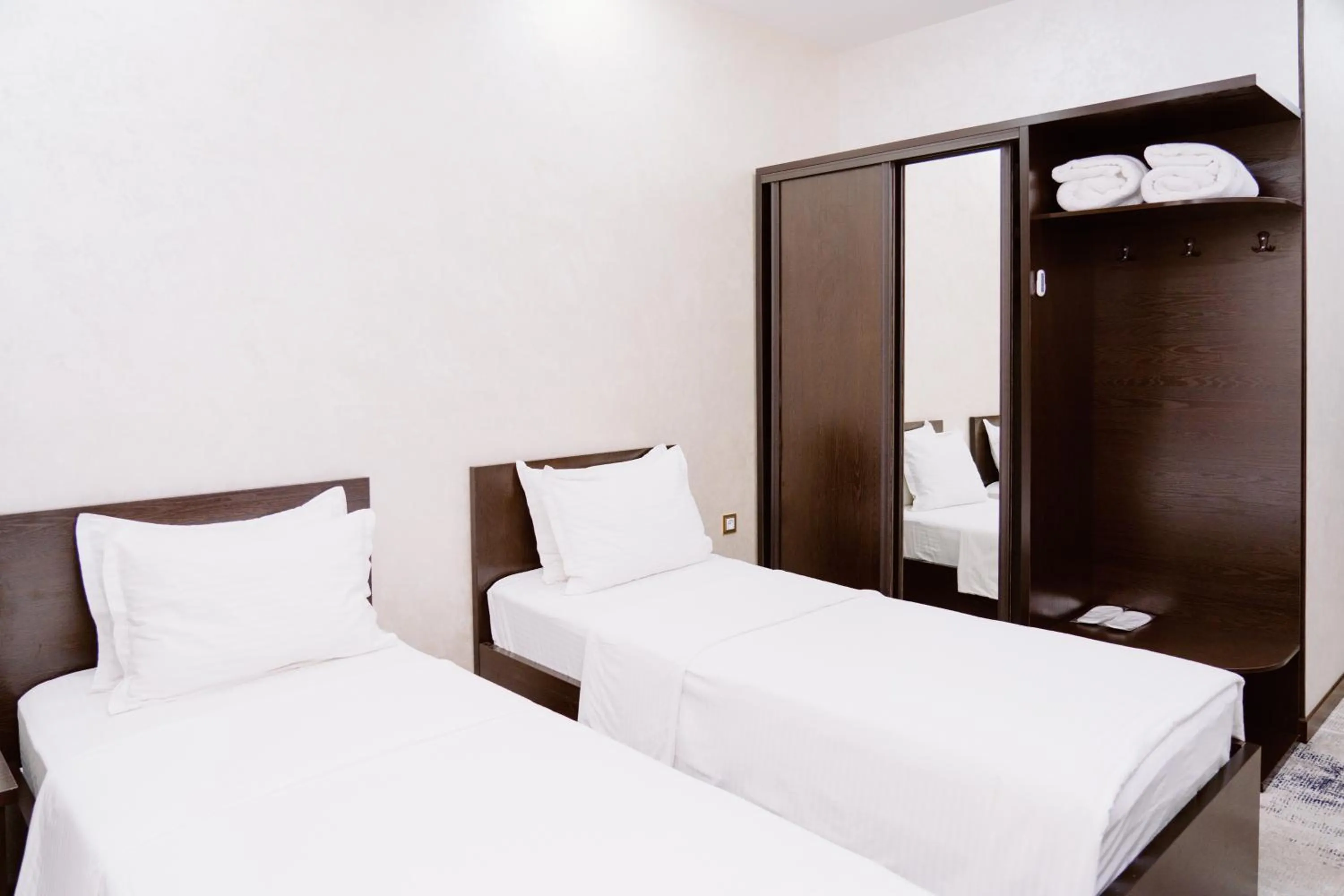 Bed in PGA Hotel Free Shuttle to Airport