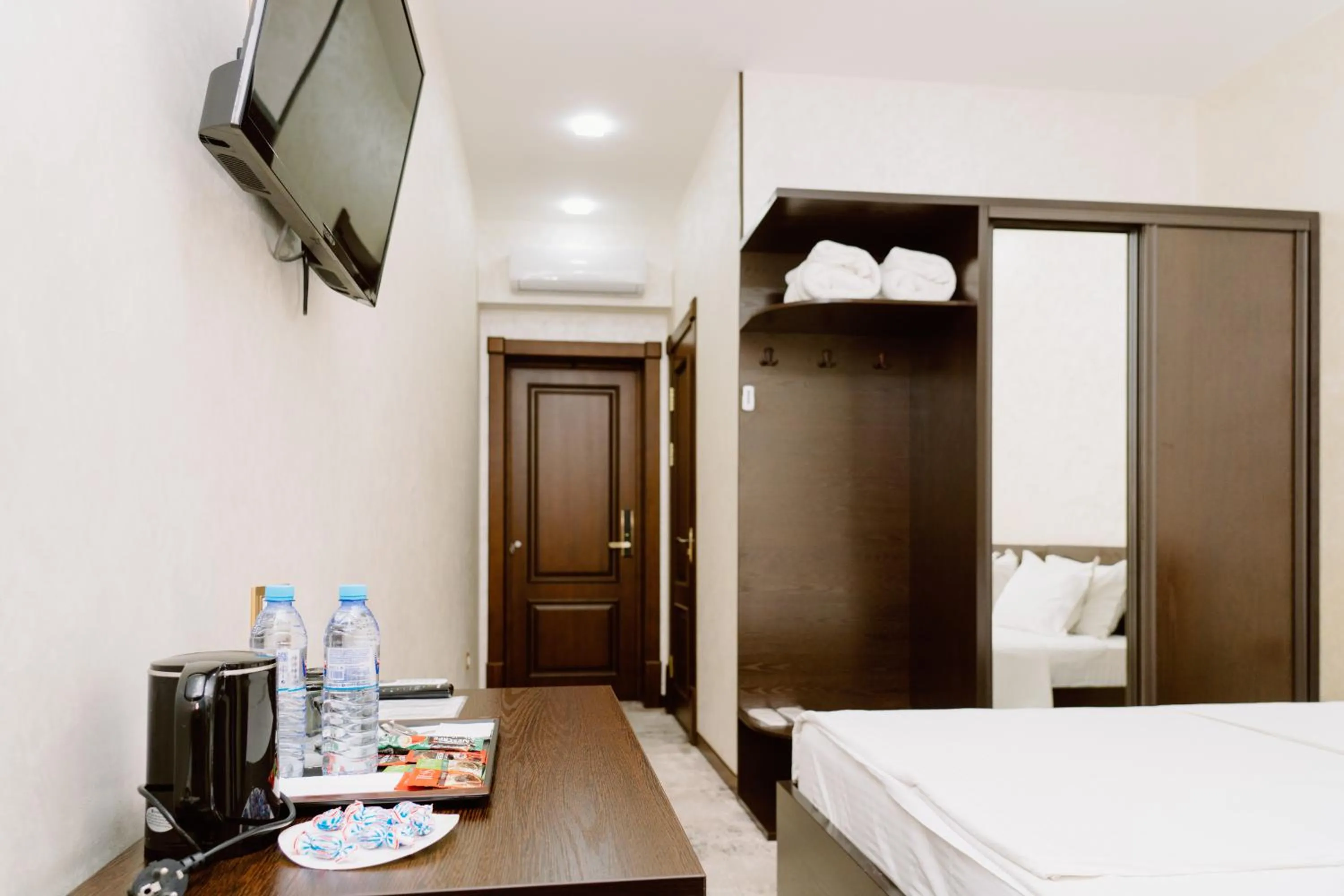 TV and multimedia, Bed in PGA Hotel Free Shuttle to Airport