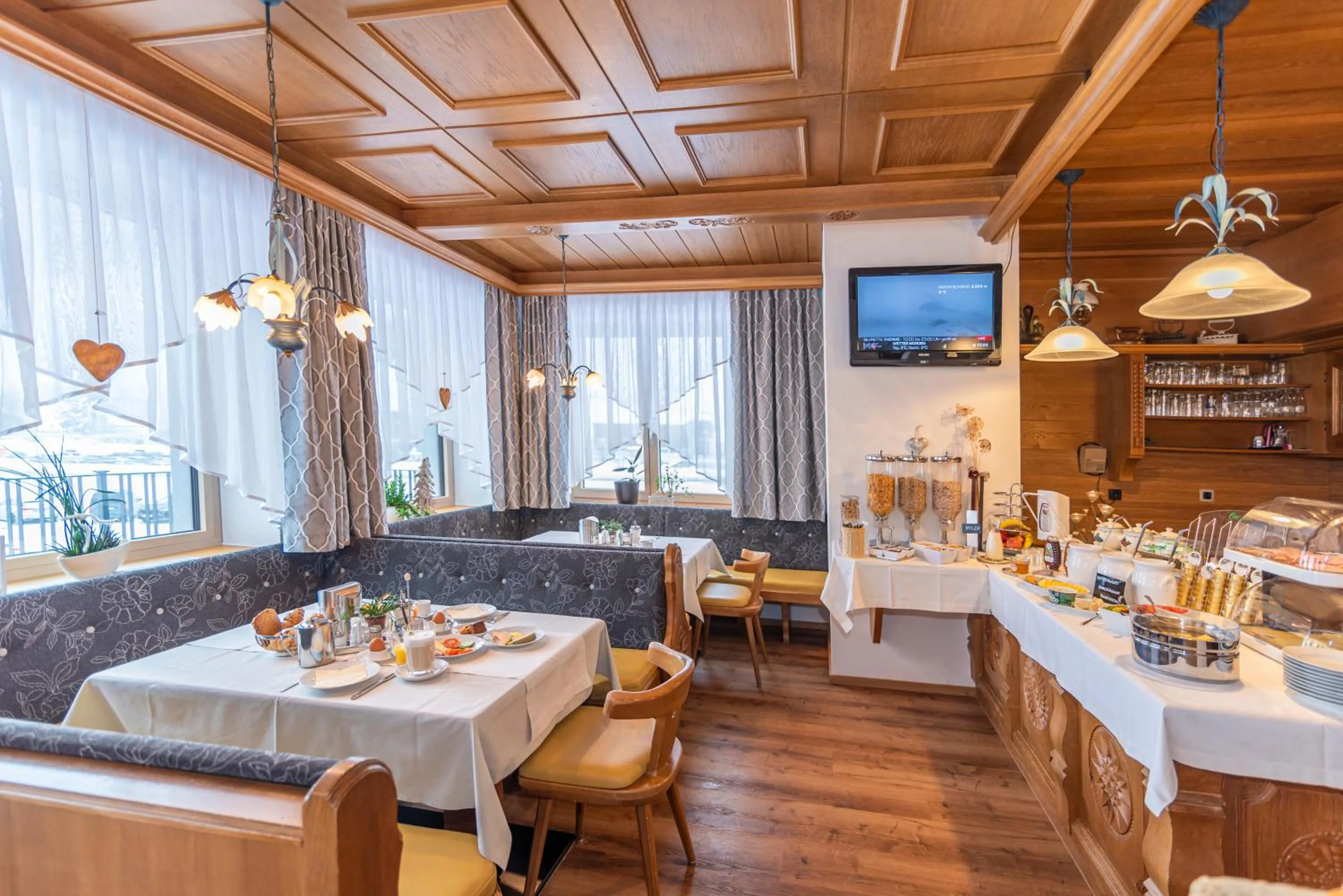 Breakfast in Hotel Garni Helvetia