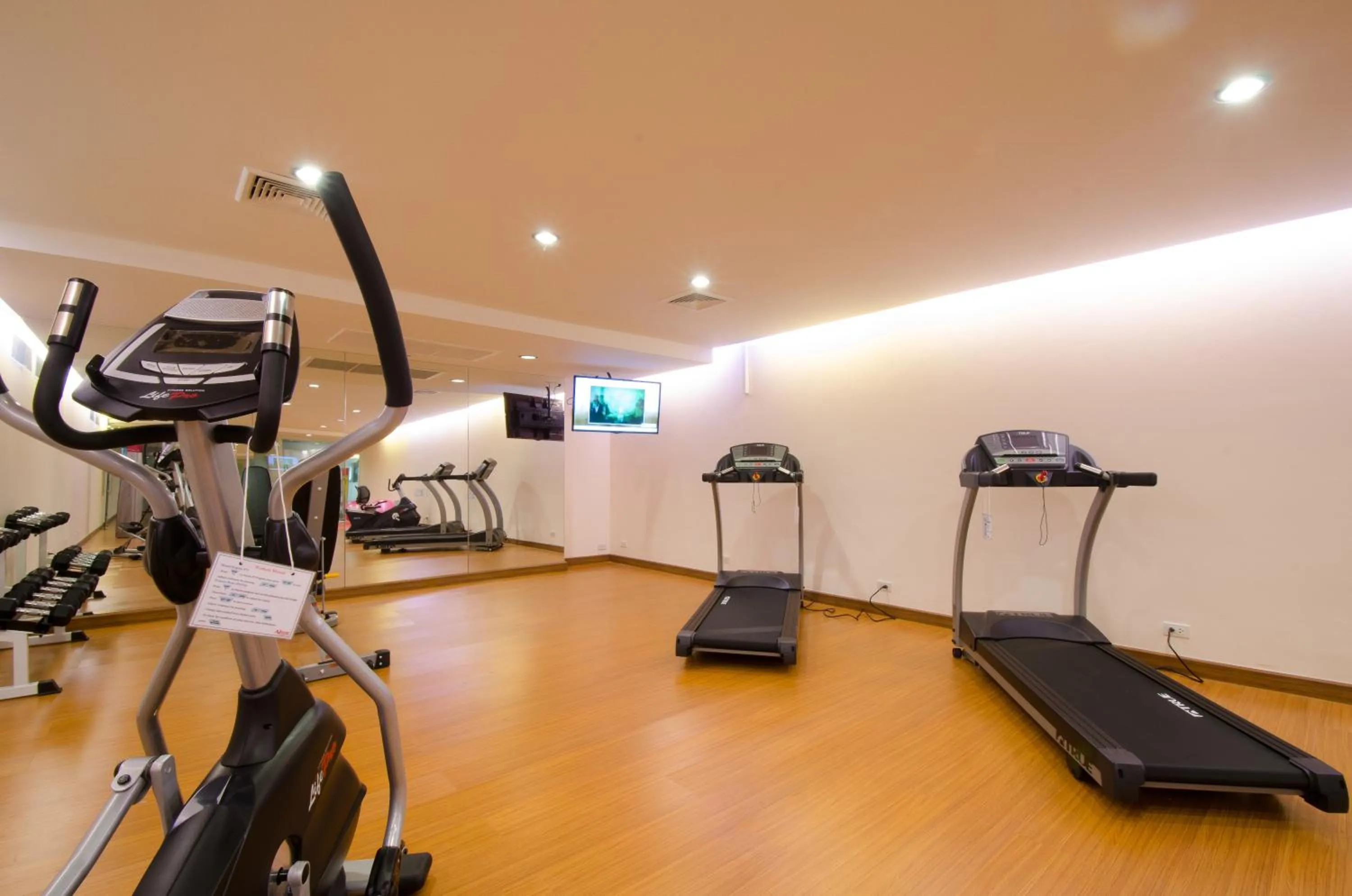 Fitness centre/facilities in iCheck inn Residences Sathorn