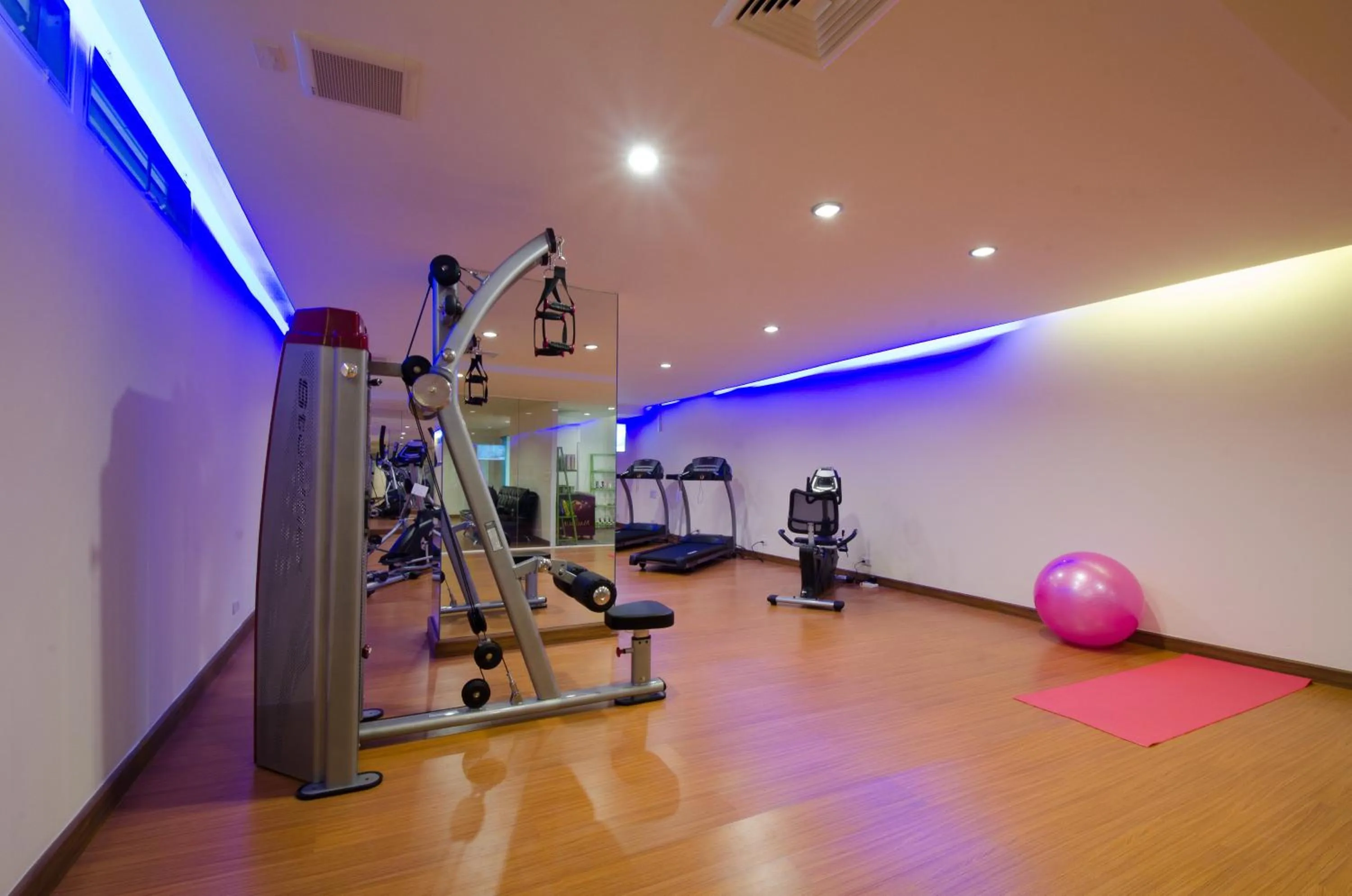 Fitness centre/facilities in iCheck inn Residences Sathorn