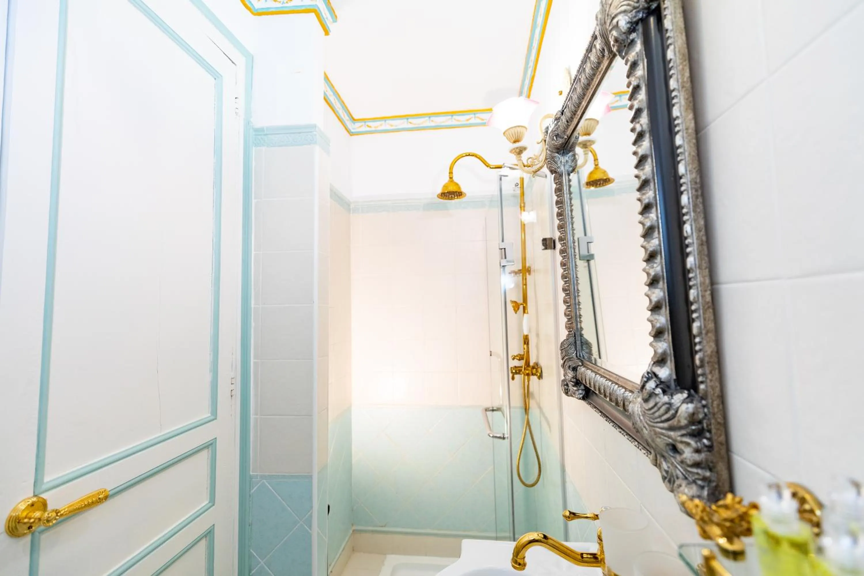 Shower in Sitges Royal Rooms