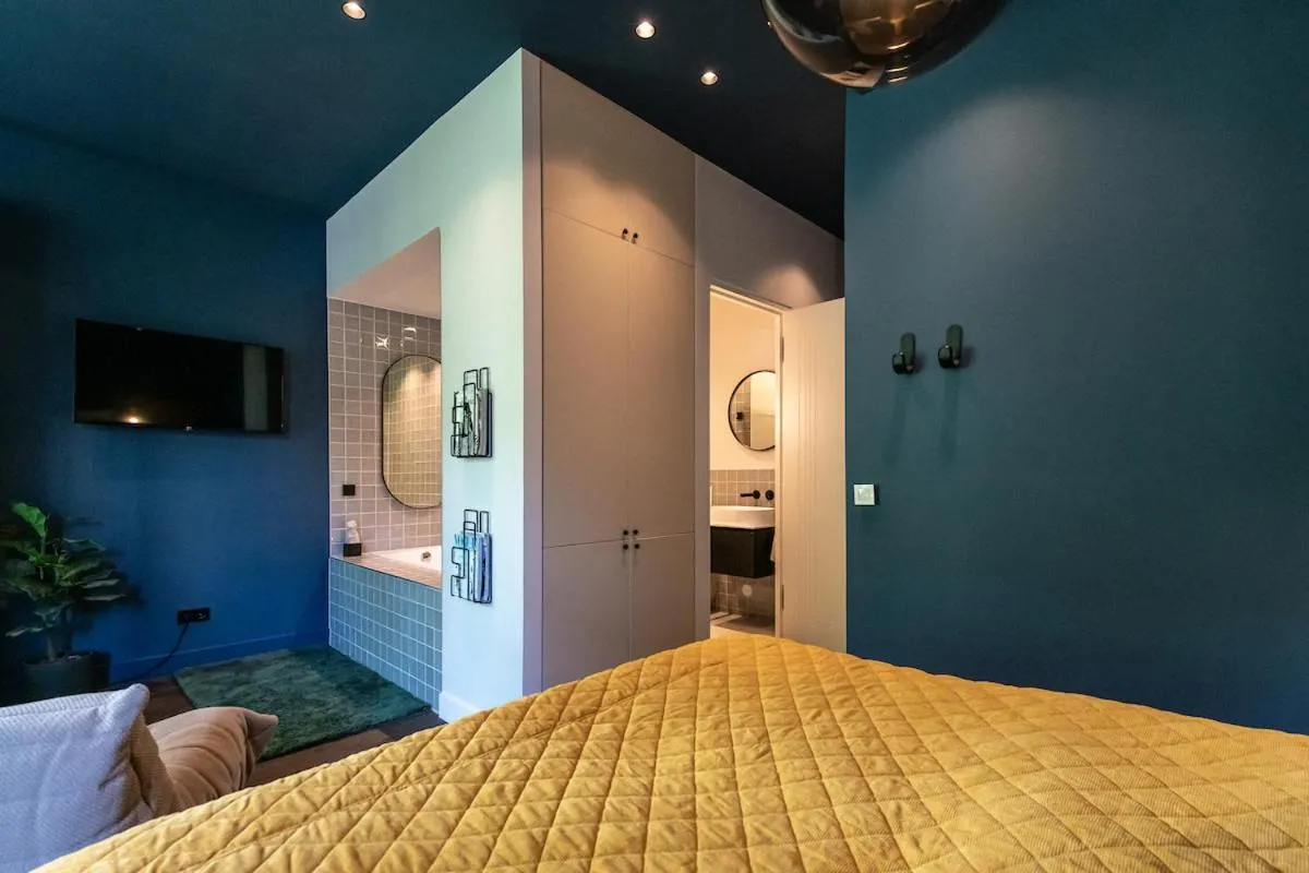 Bed in Luxurious Residence in Vondelpark/Museum District