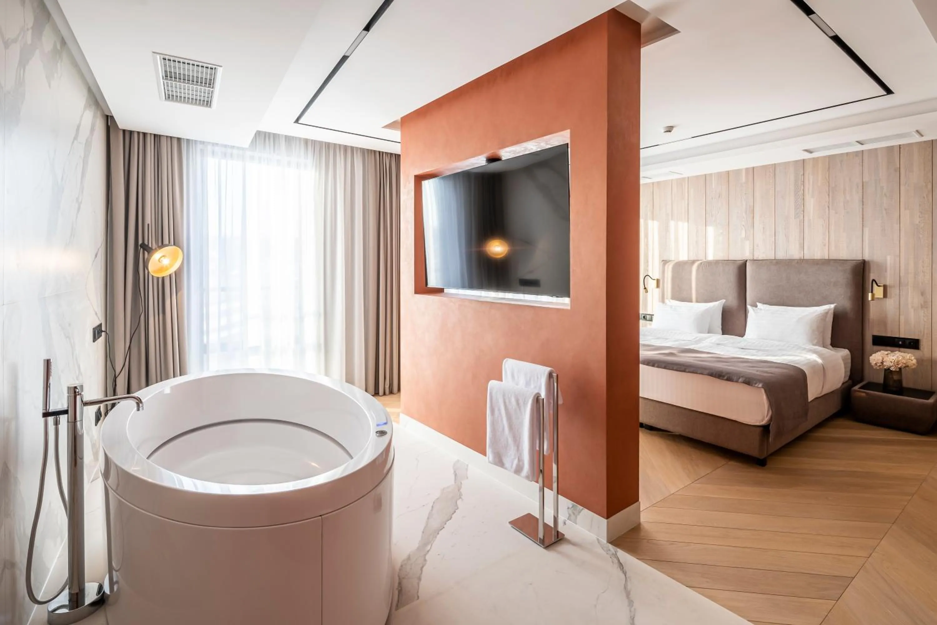 Hot Tub, Bed in Loft7