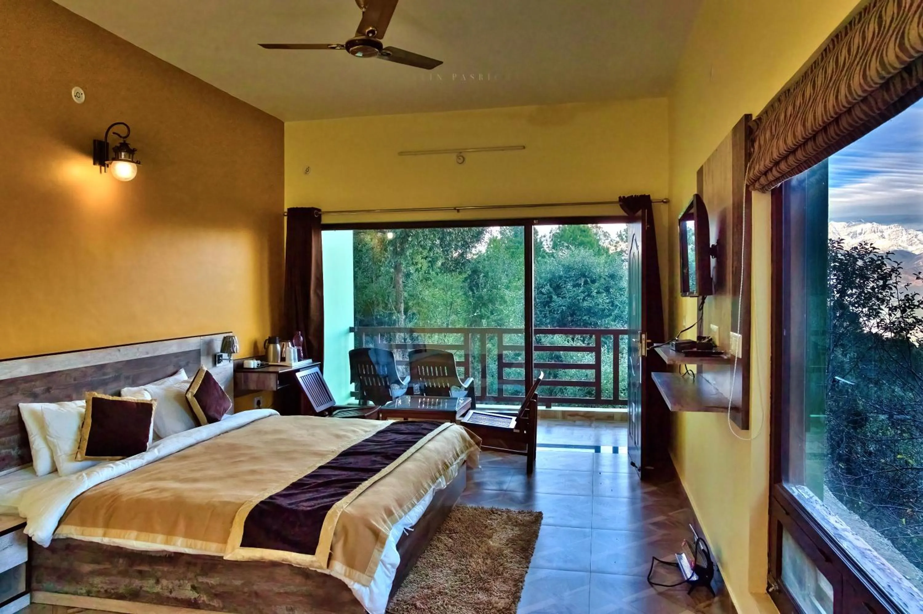 Bedroom, Bed in Himalaya Darshan Resort