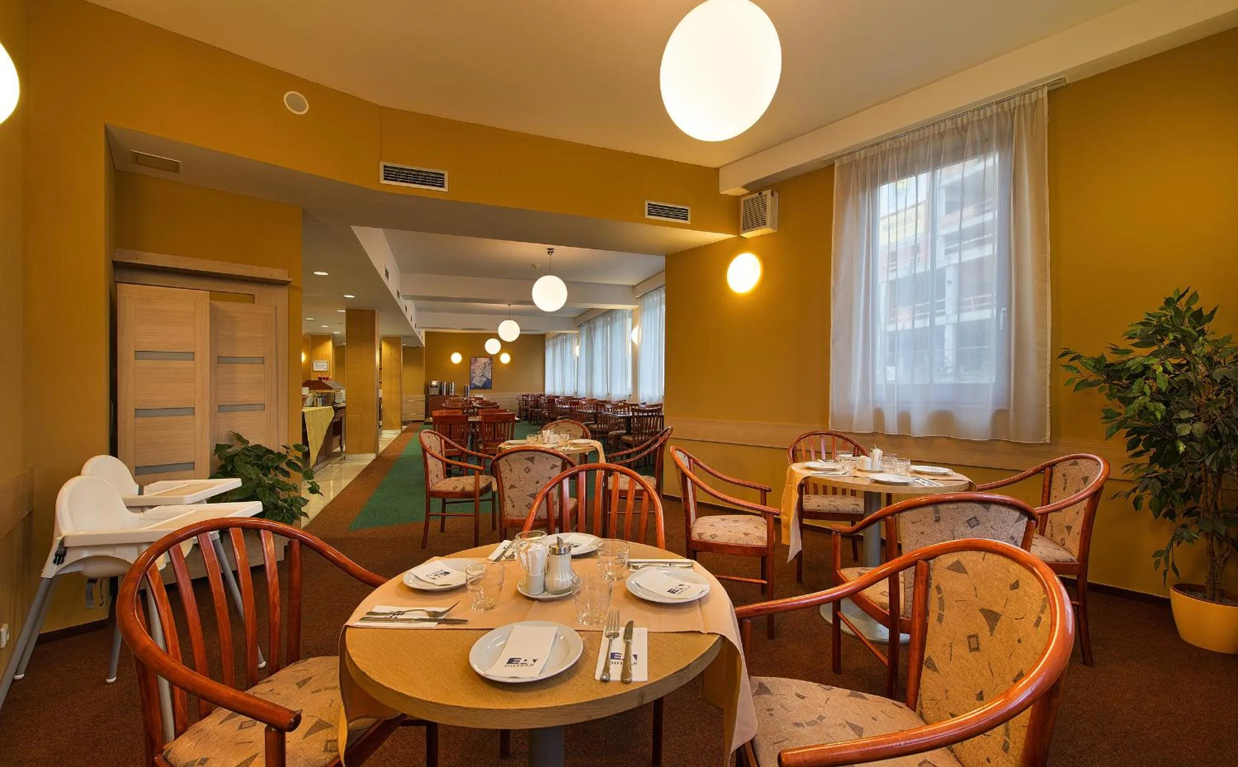 Restaurant/places to eat in EA Hotel Populus