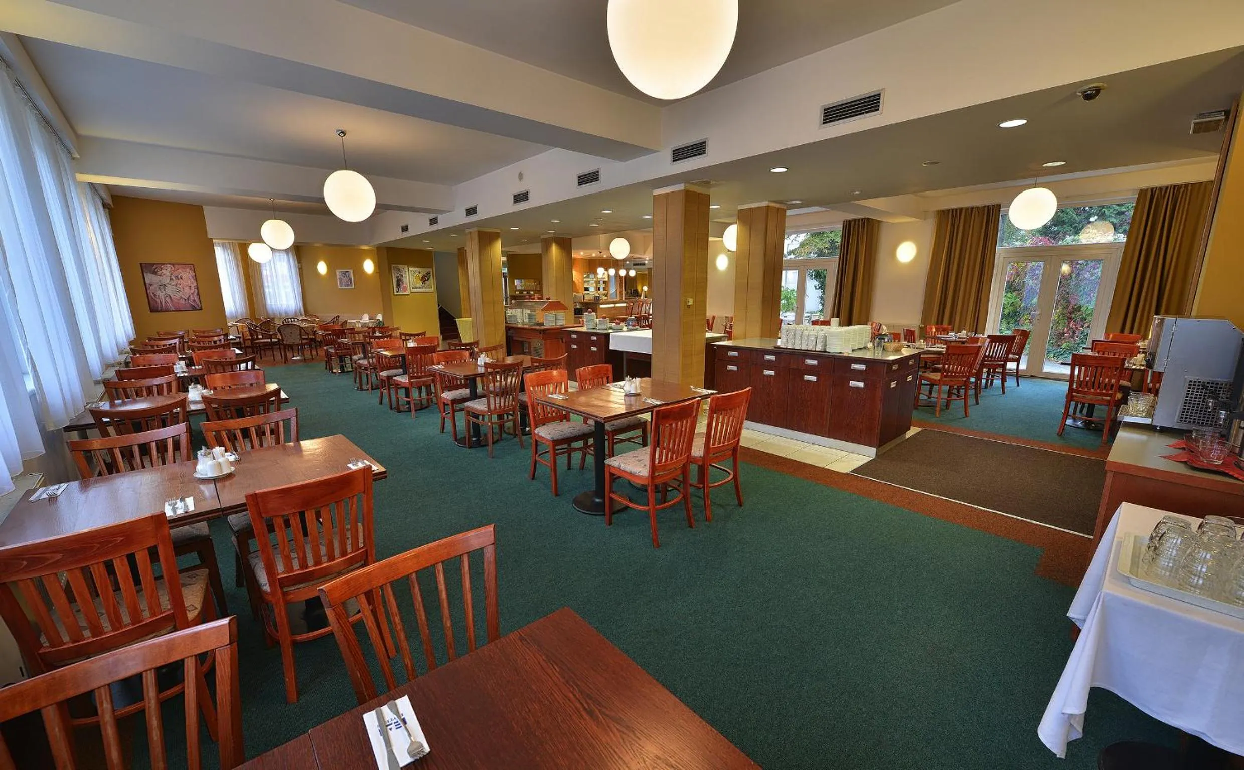 Restaurant/places to eat in EA Hotel Populus