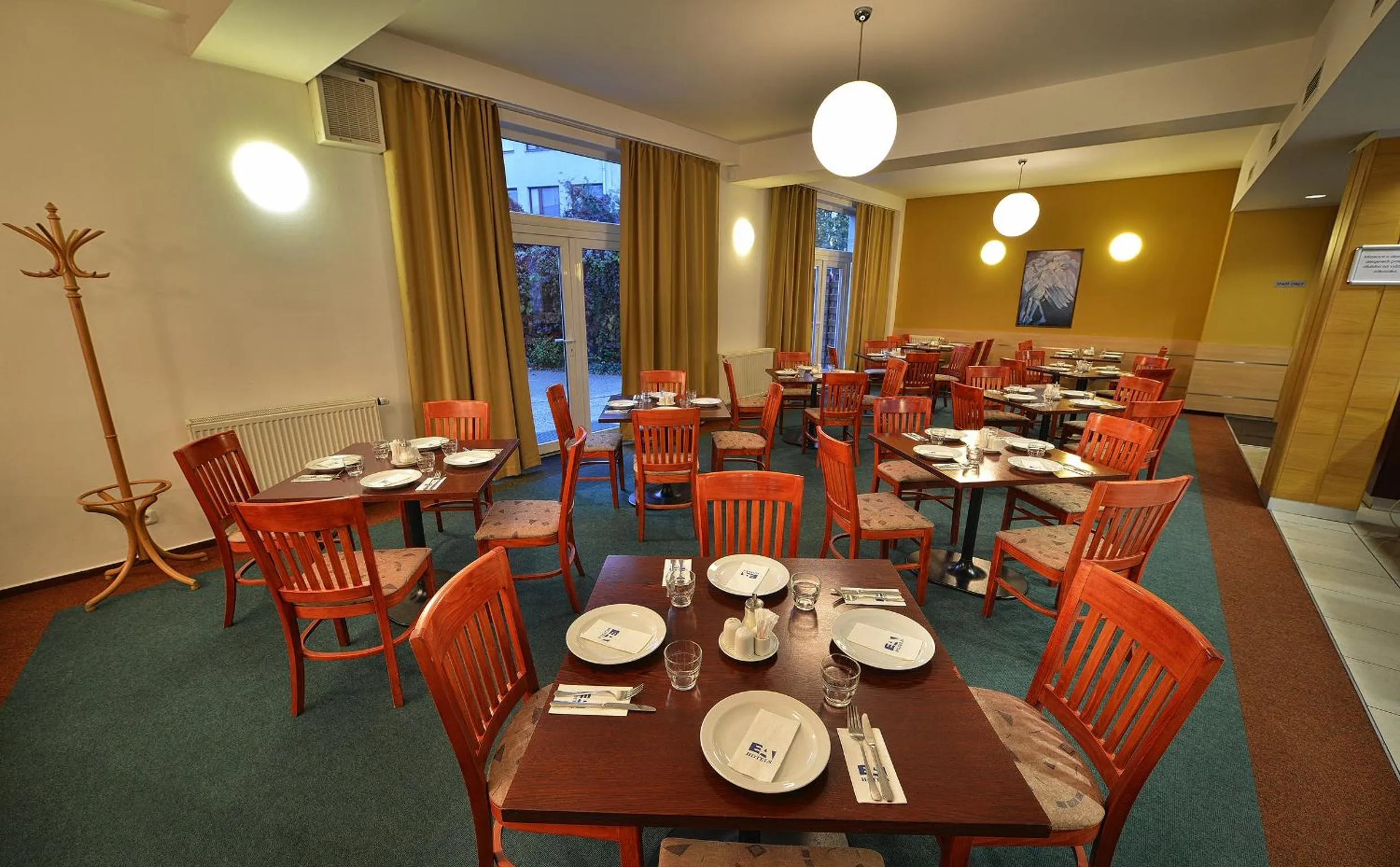Restaurant/places to eat in EA Hotel Populus