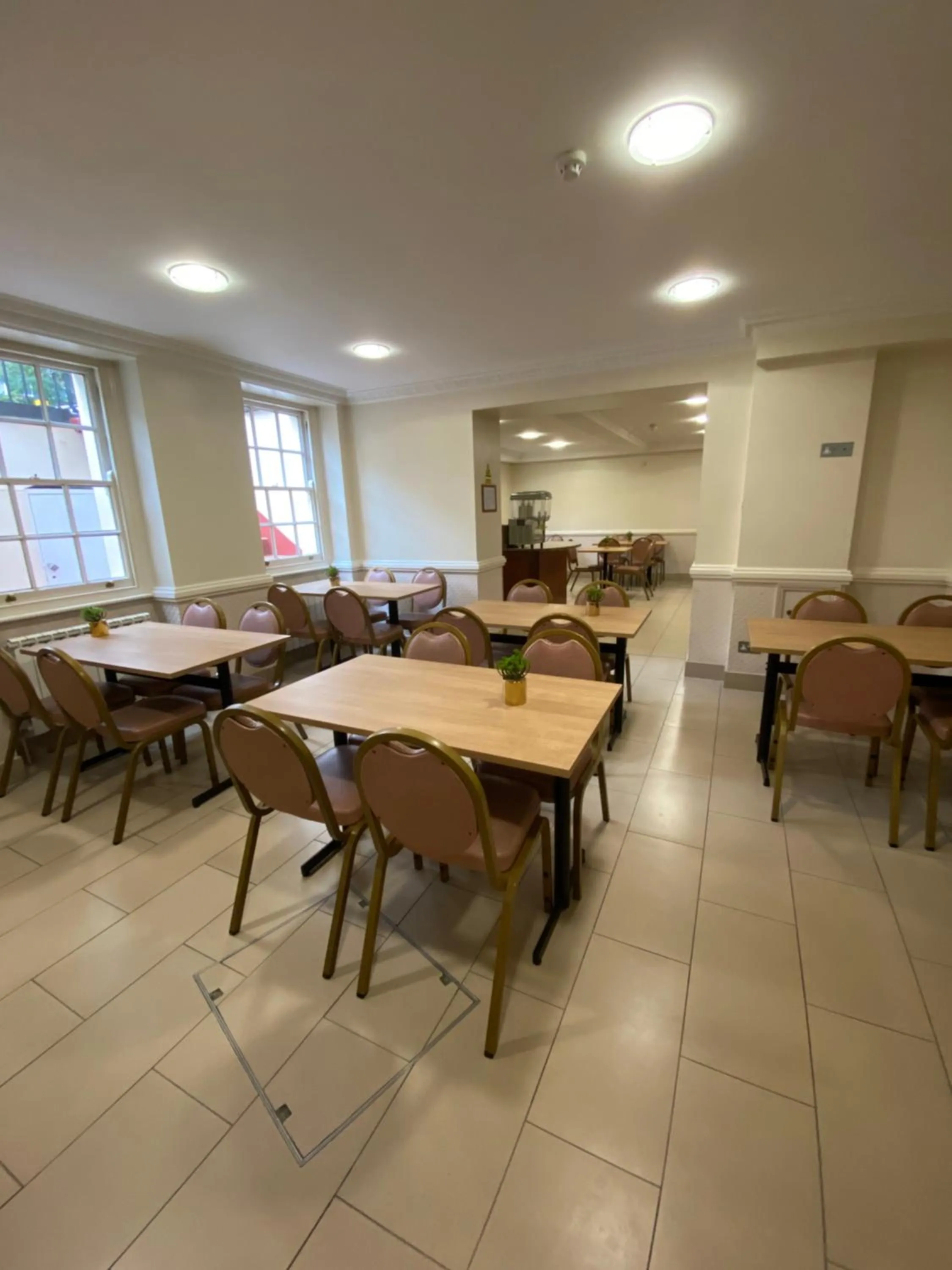 Restaurant/places to eat in Orchard Hotel