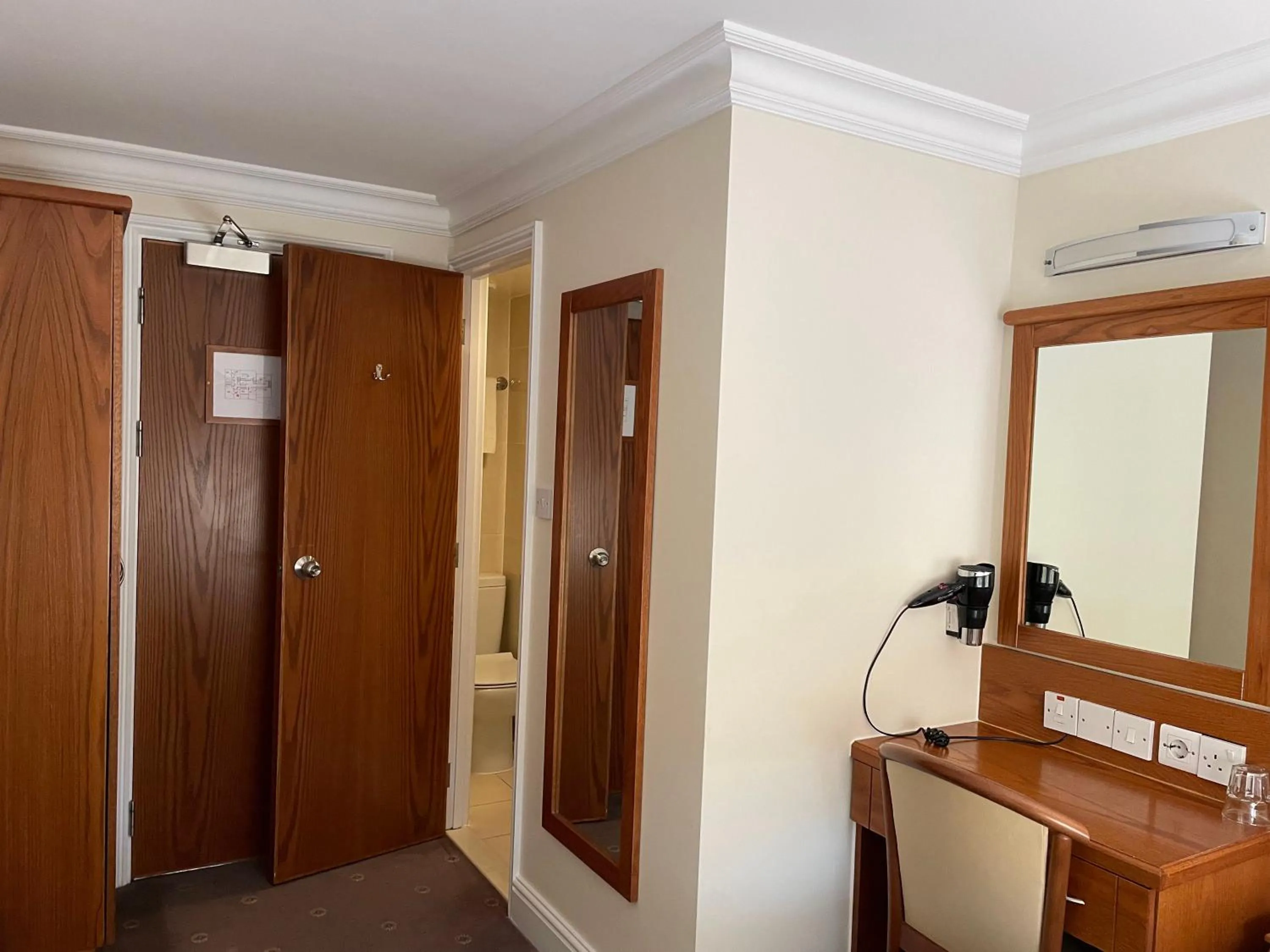 wardrobe in Orchard Hotel