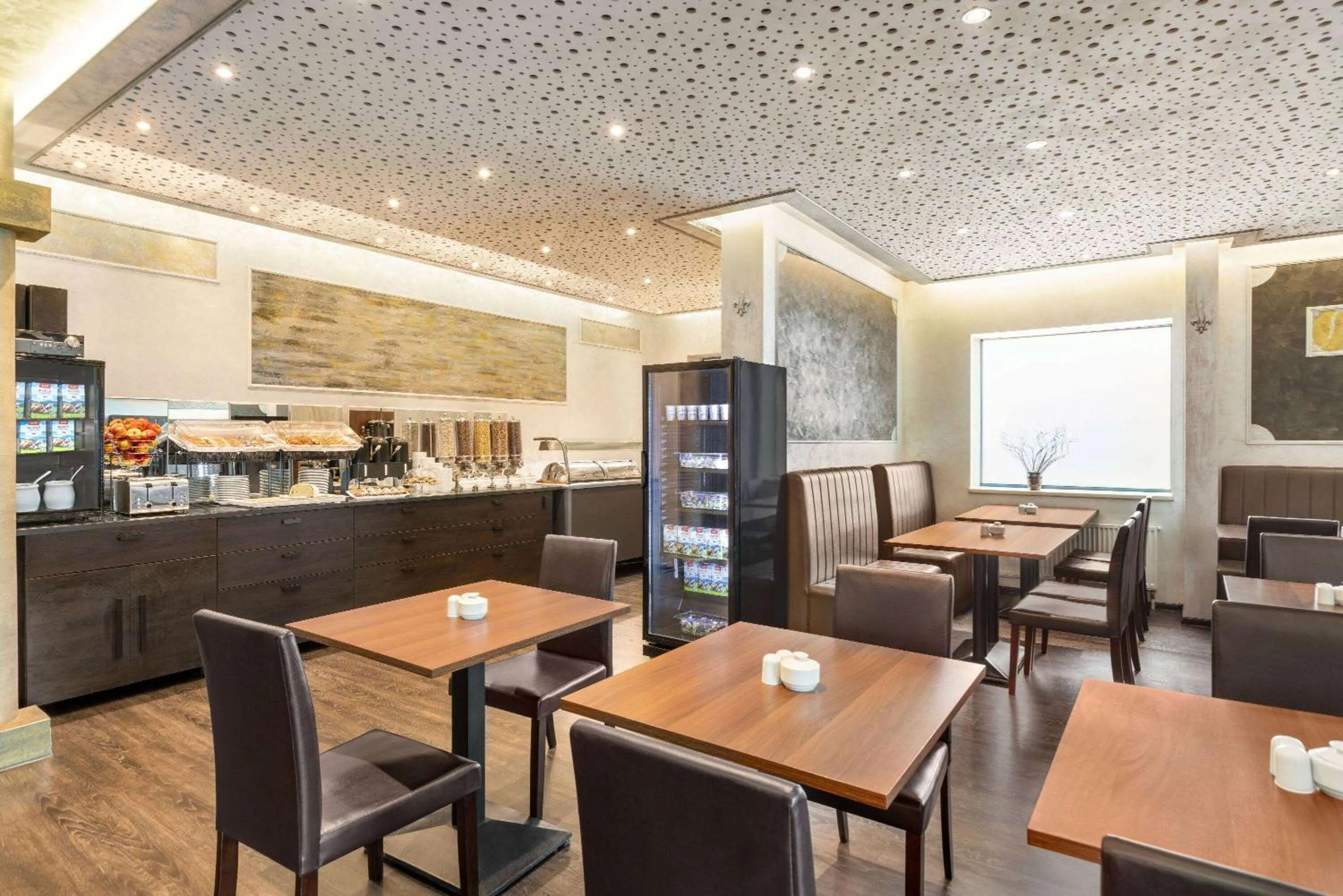 Restaurant/places to eat in Amedia Express Prague, Trademark Collection by Wyndham