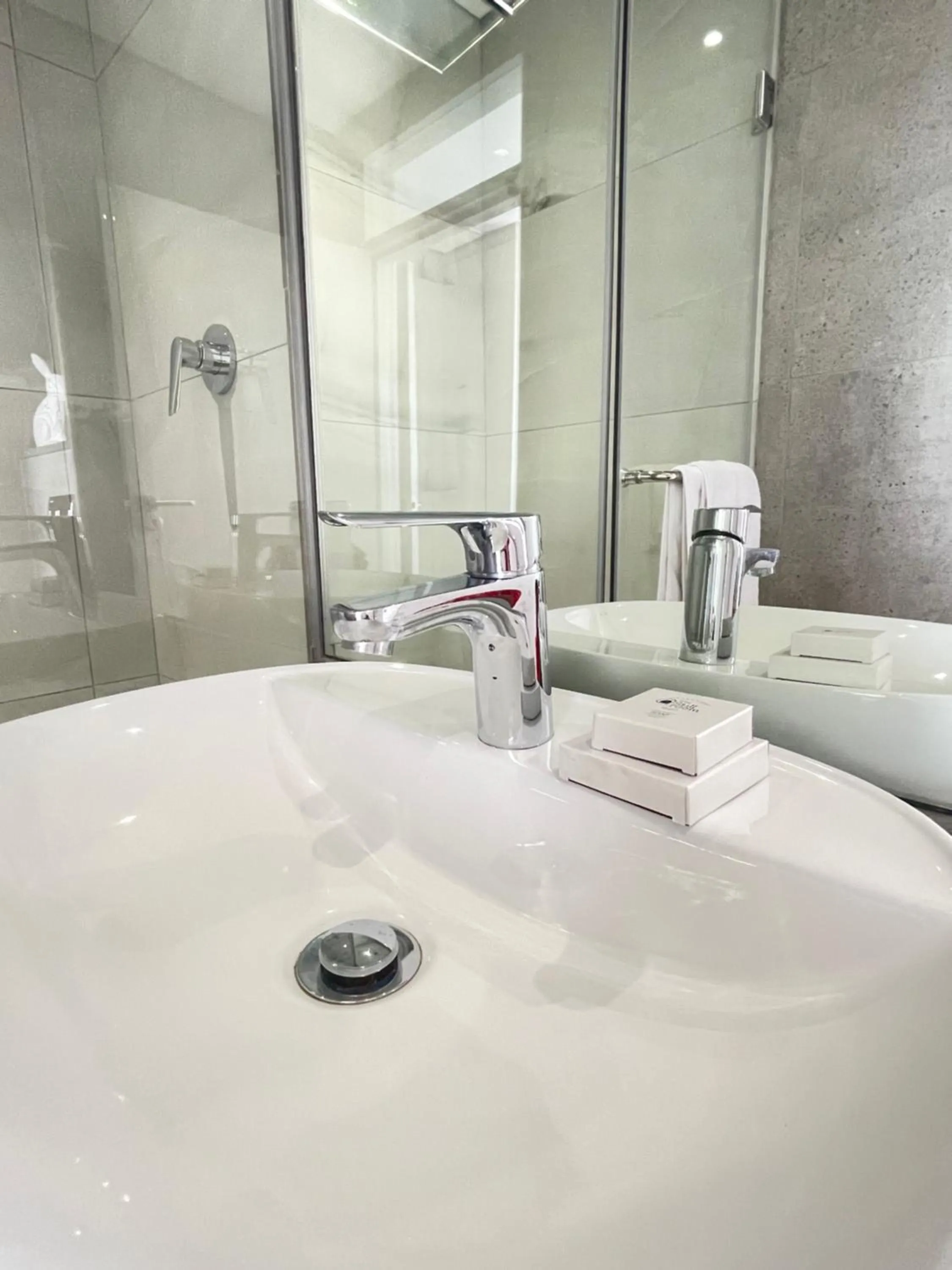 Shower in Glorystar 2Six2 Florida Road