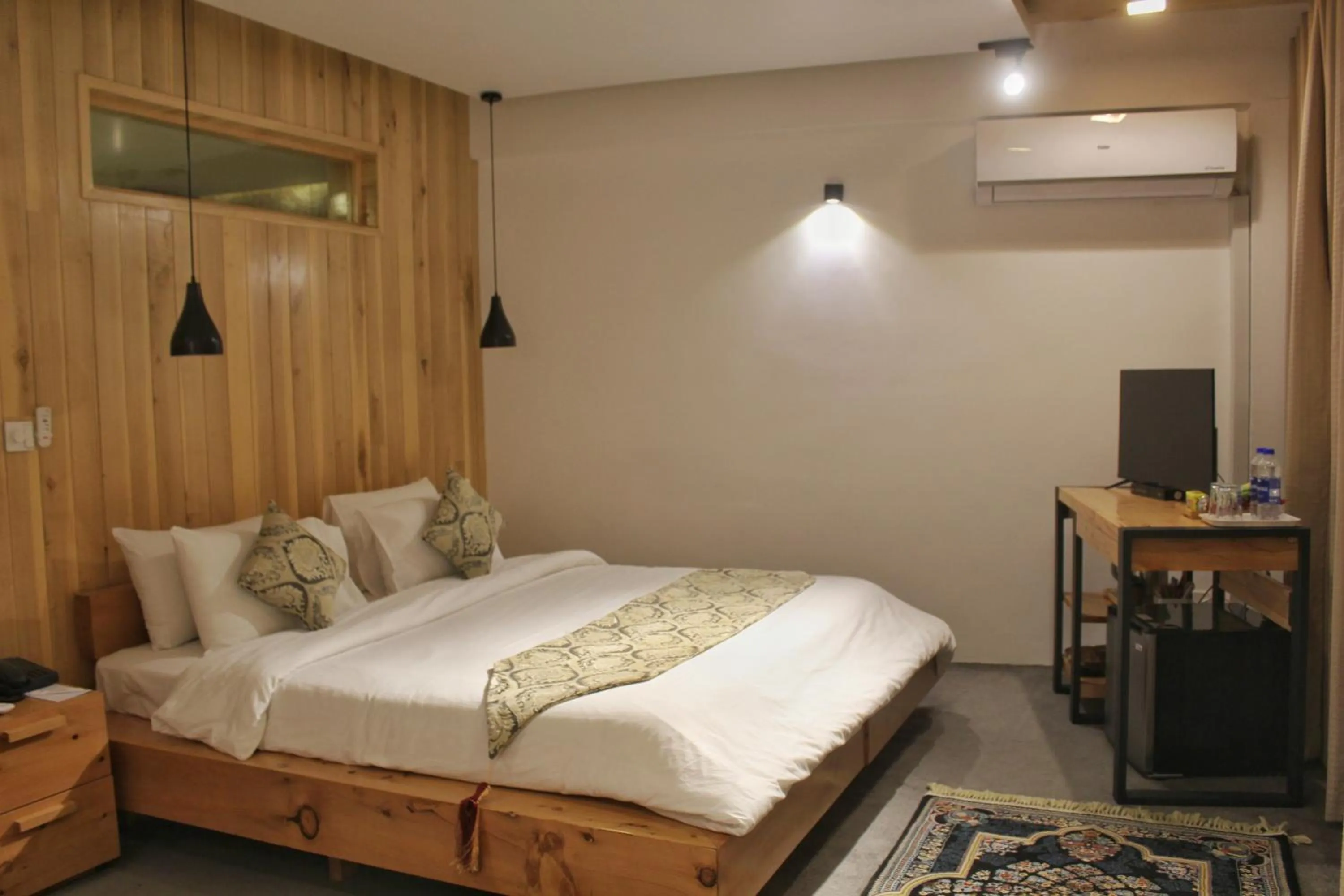 Communal lounge/ TV room, Bed in Famree Resort Hunza