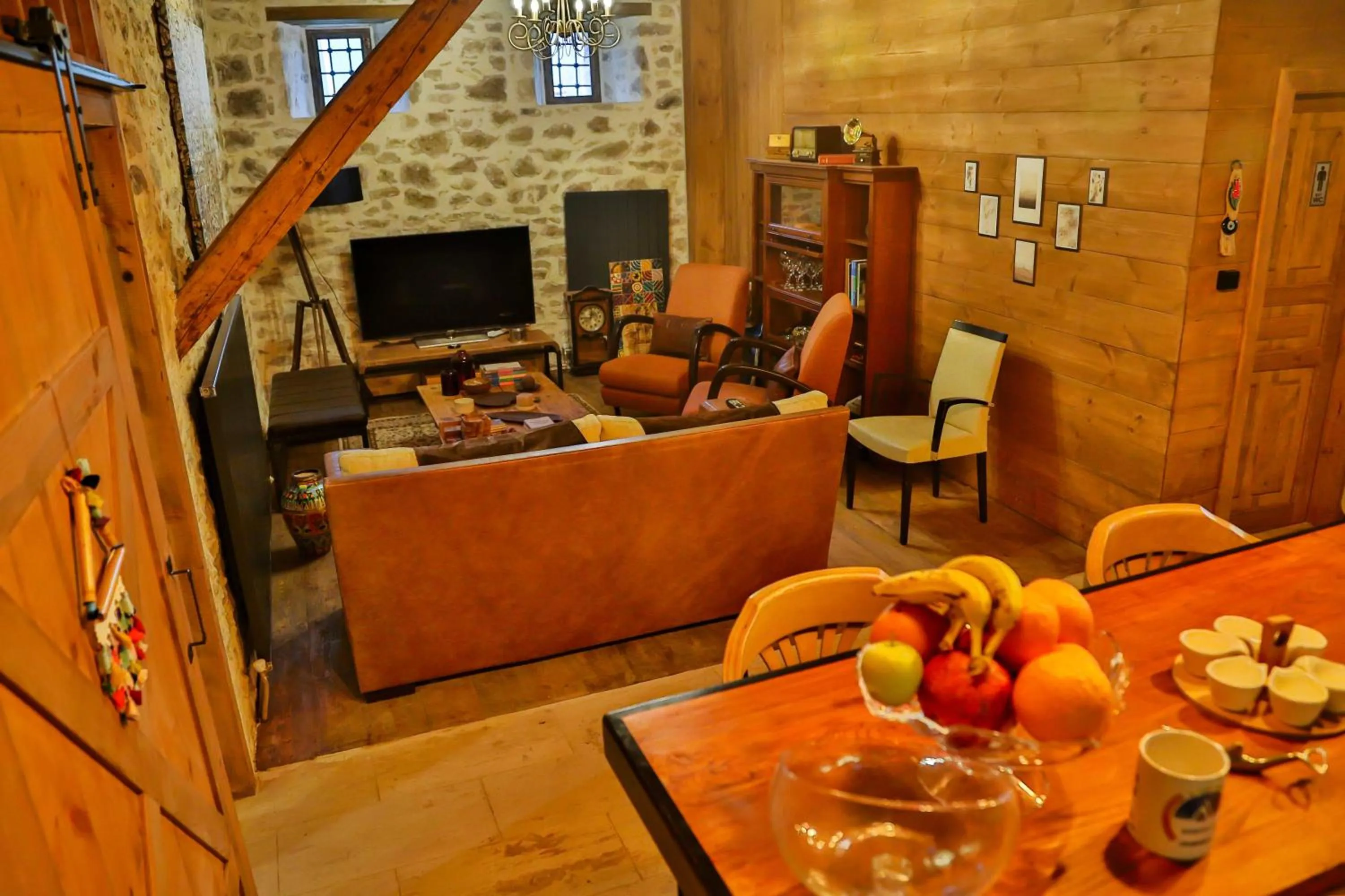 Communal lounge/ TV room in Konak Bindallı