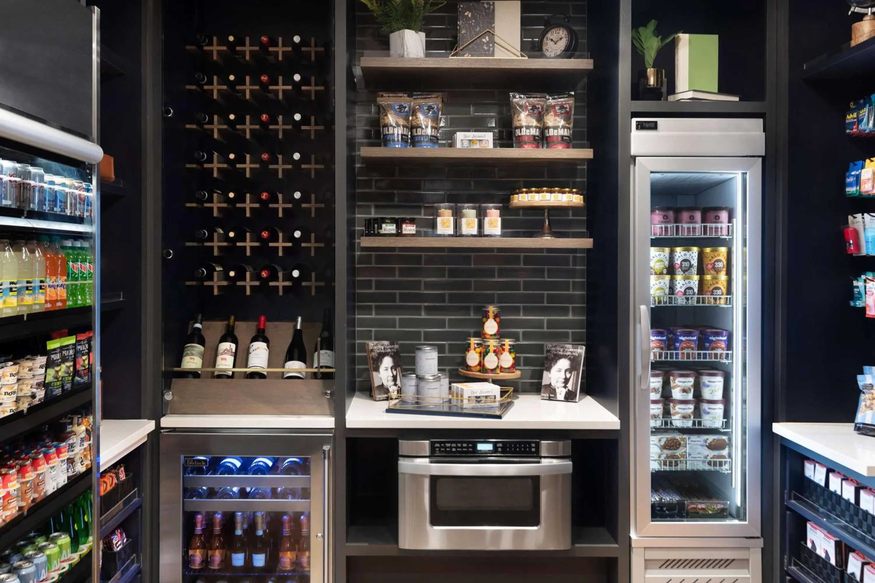 Restaurant/places to eat in The Slate Hotel Denver Downtown, Tapestry by Hilton