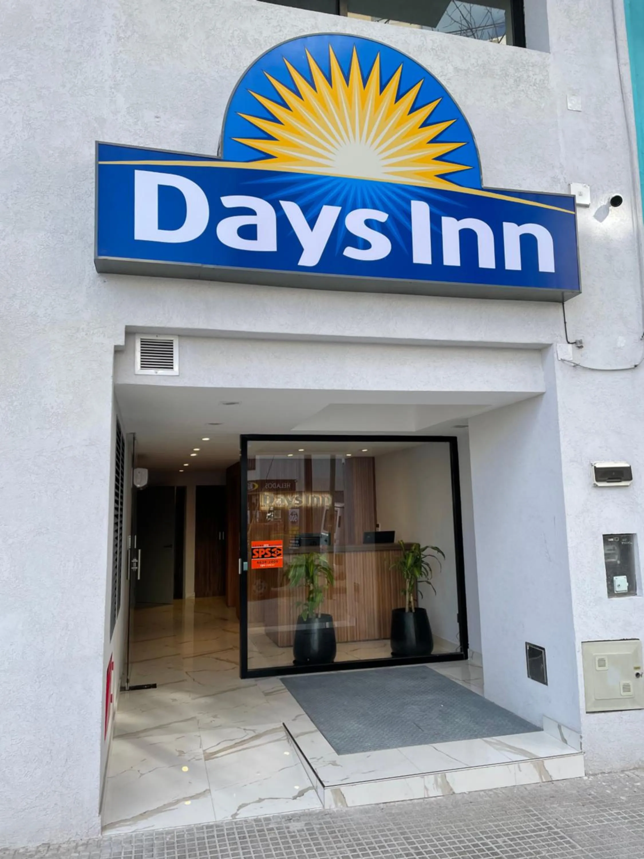 Facade/entrance in Days Inn Devoto