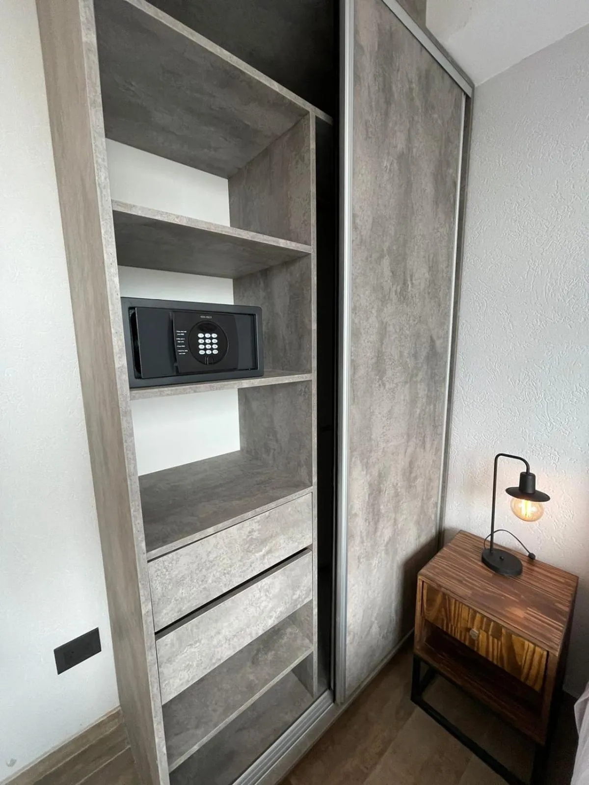 safe, Bed in Days Inn Devoto