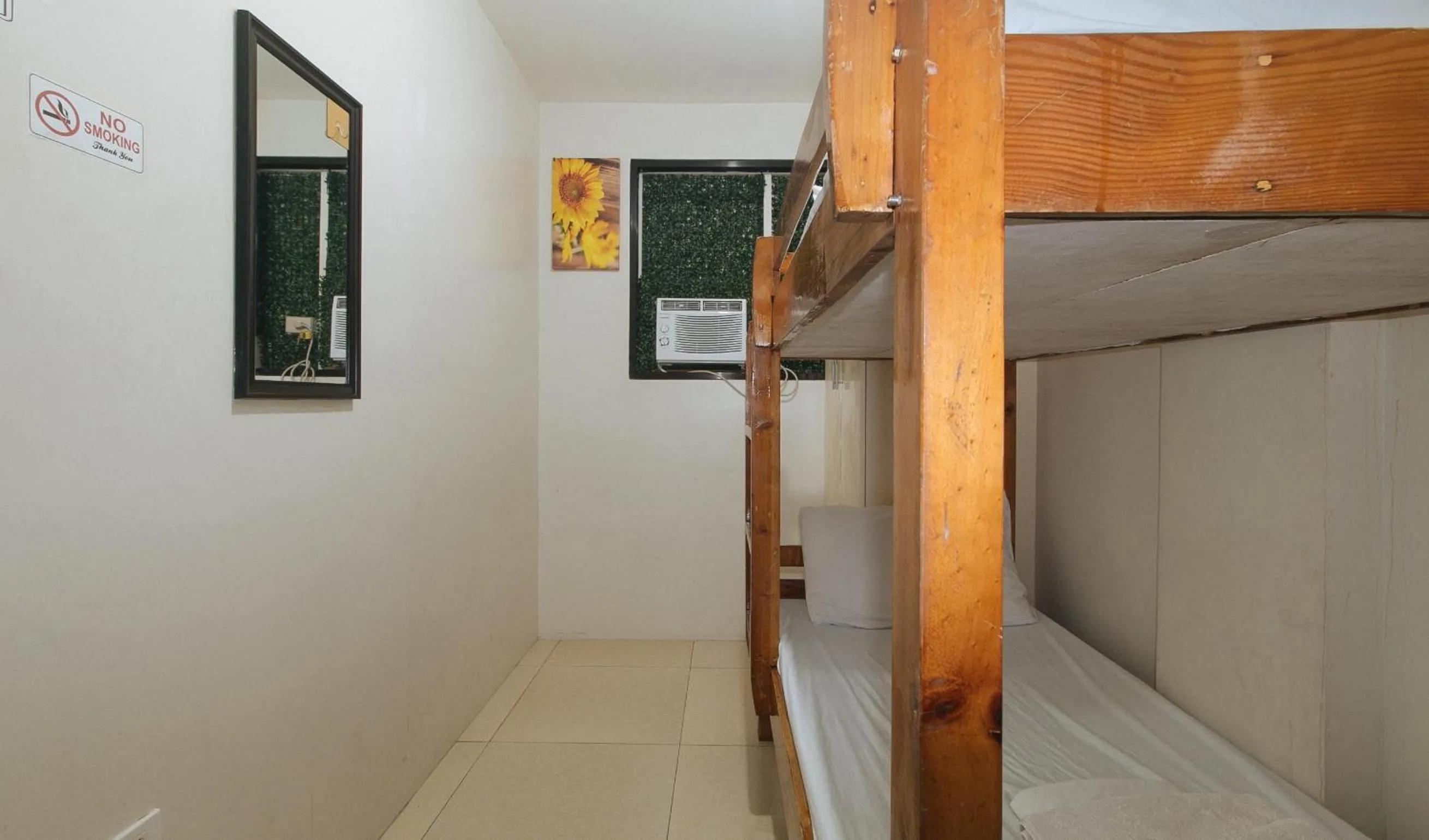 Bedroom in Nearest Hostel Pasay City by RedDoorz