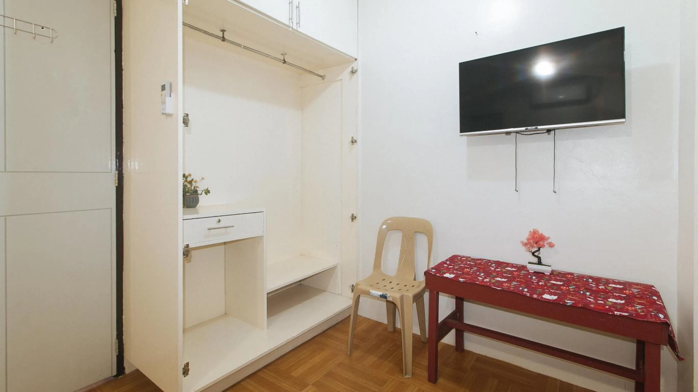 Bedroom in Nearest Hostel Pasay City by RedDoorz
