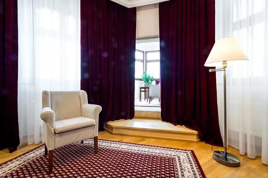 Seating area in Alexander