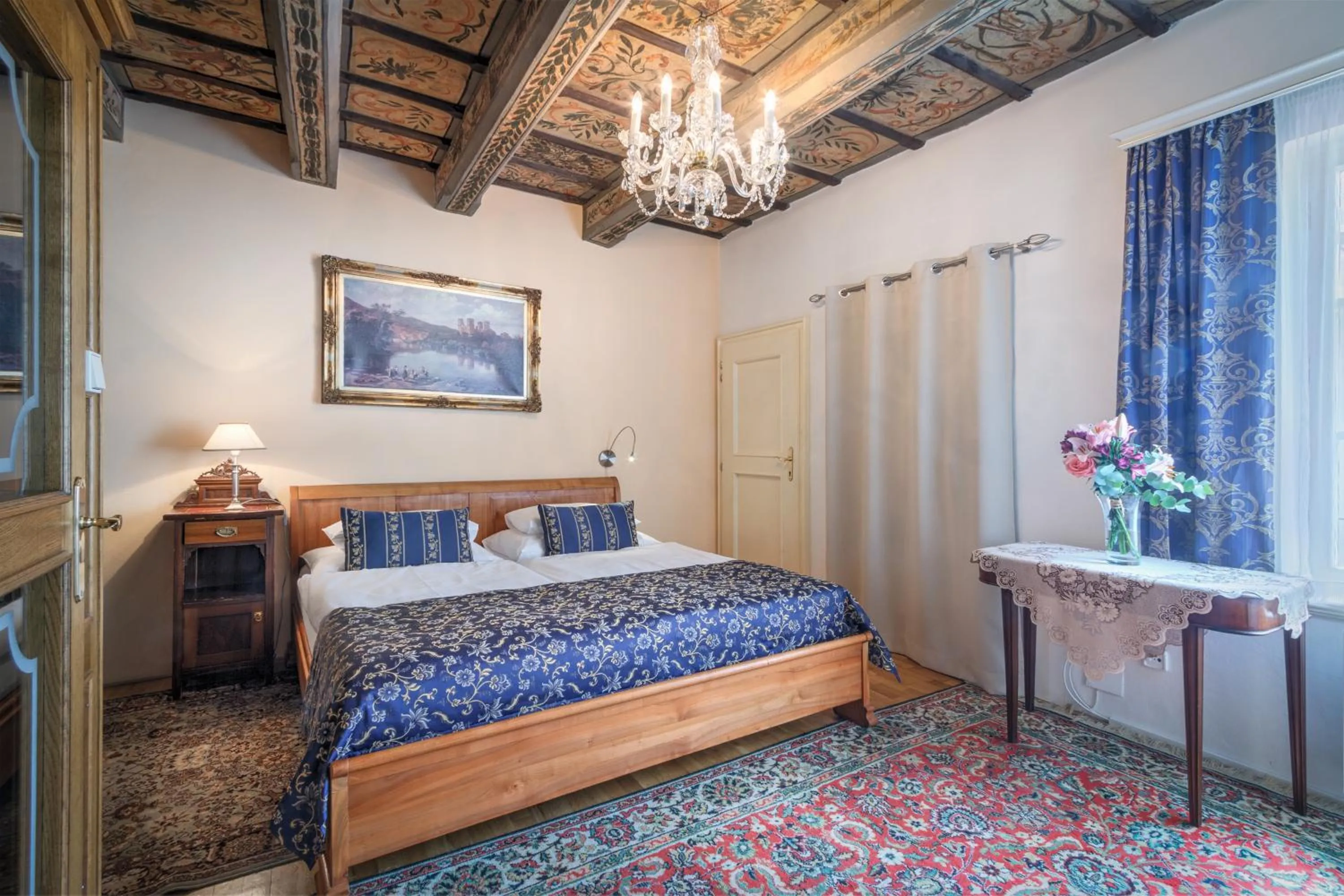 Bedroom, Bed in Red Lion Hotel