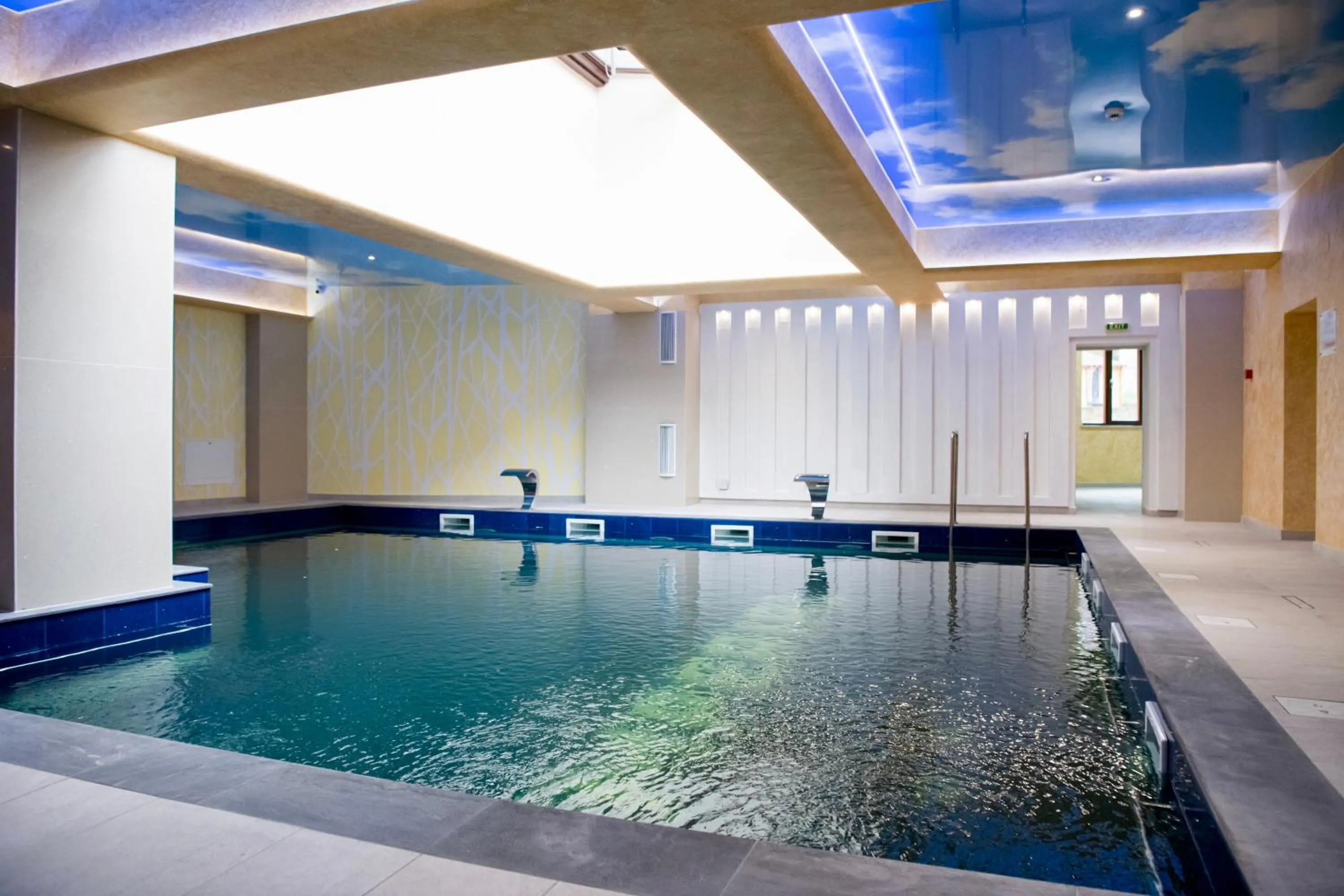 Swimming pool in Imperial Hotel&Spa - Baile Olanesti