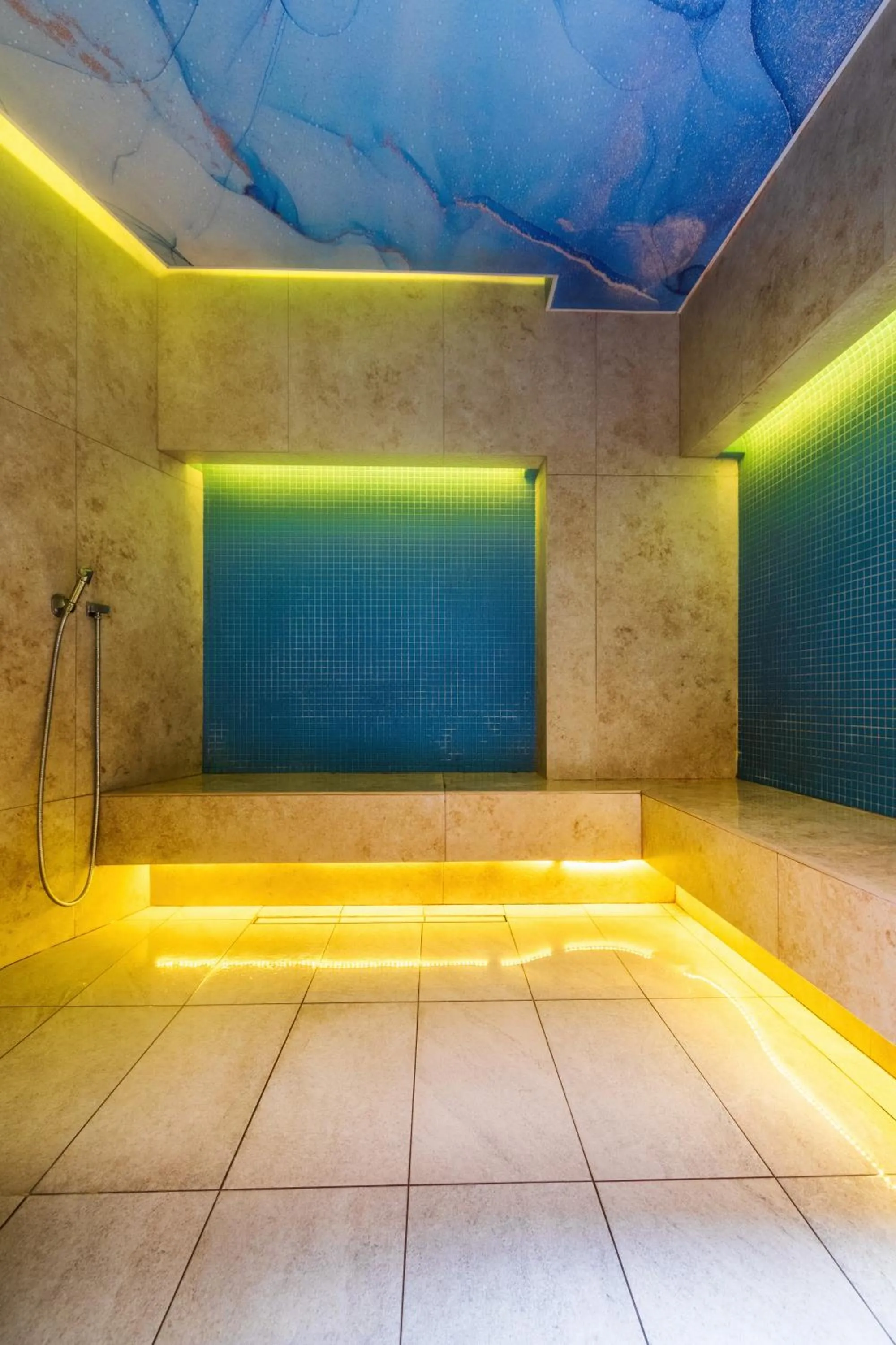 Swimming pool in Imperial Hotel&Spa - Baile Olanesti