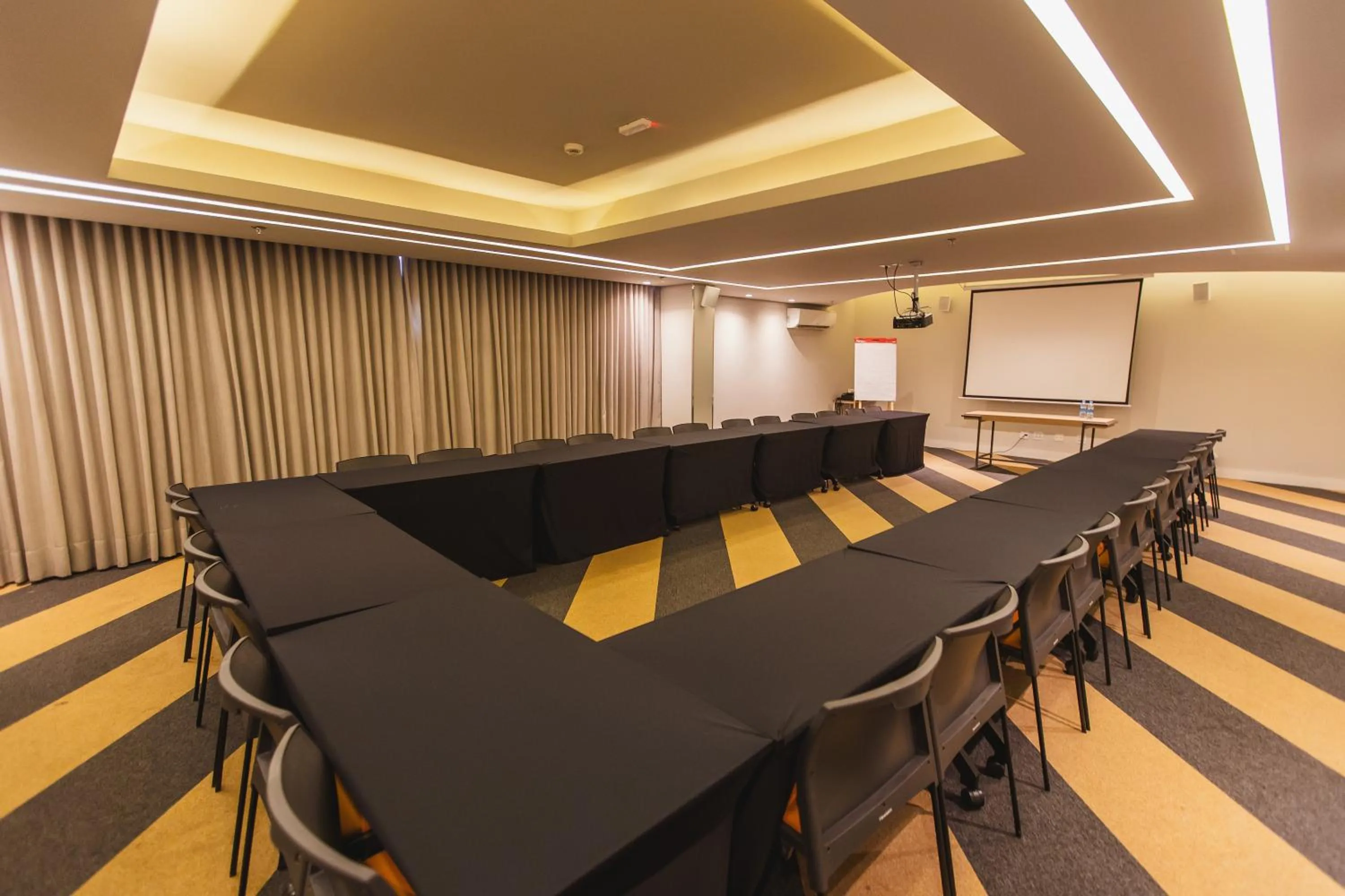 Meeting/conference room in Hotel Cassino Tower São José do Rio Preto by Nacional Inn