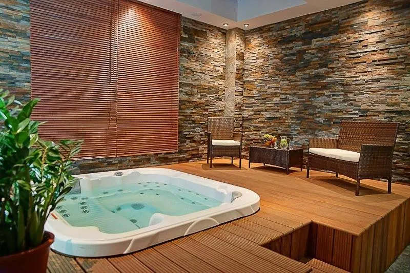 Hot Tub in Hotel Jedlinka