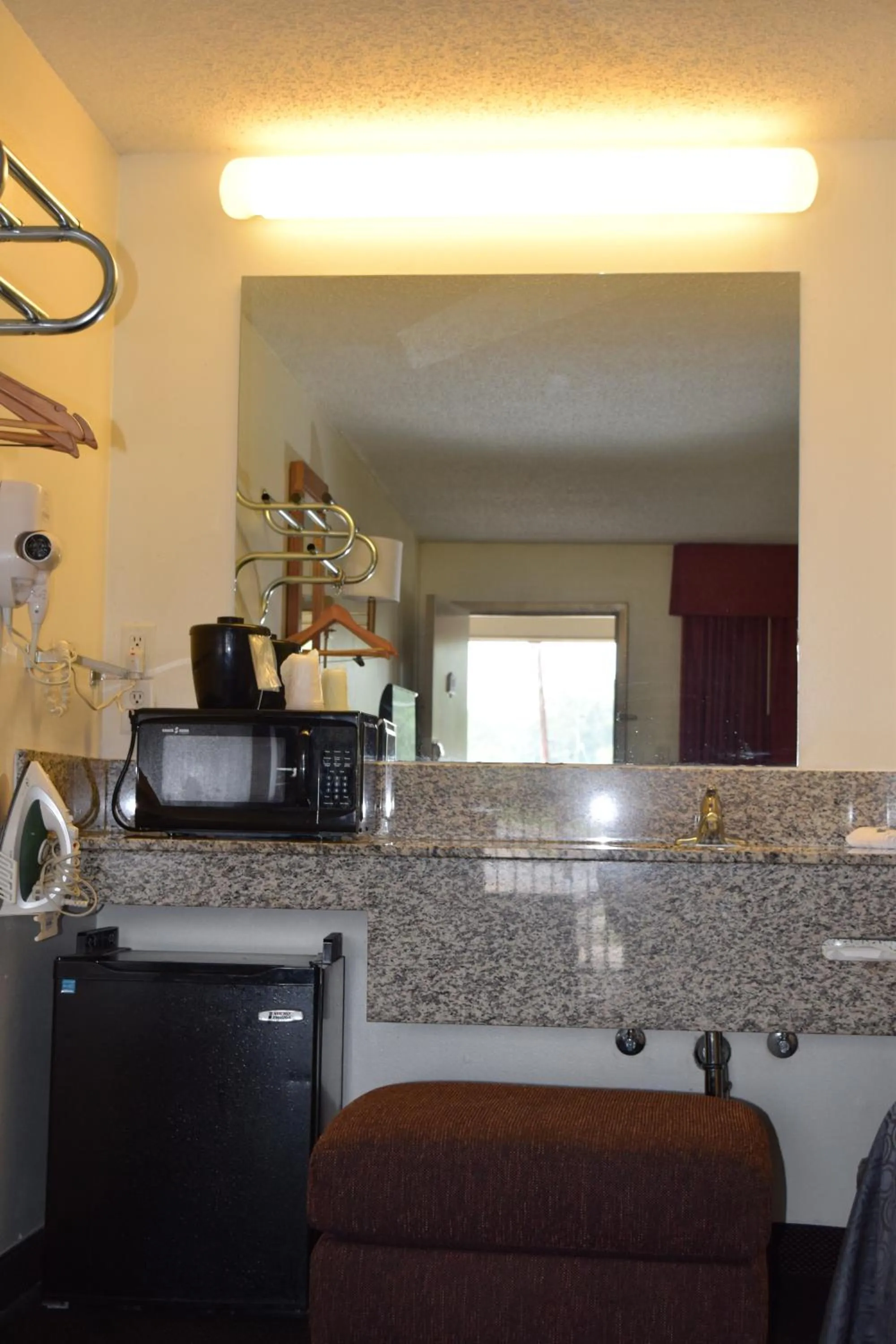 Bedroom in Value Inn - Livonia