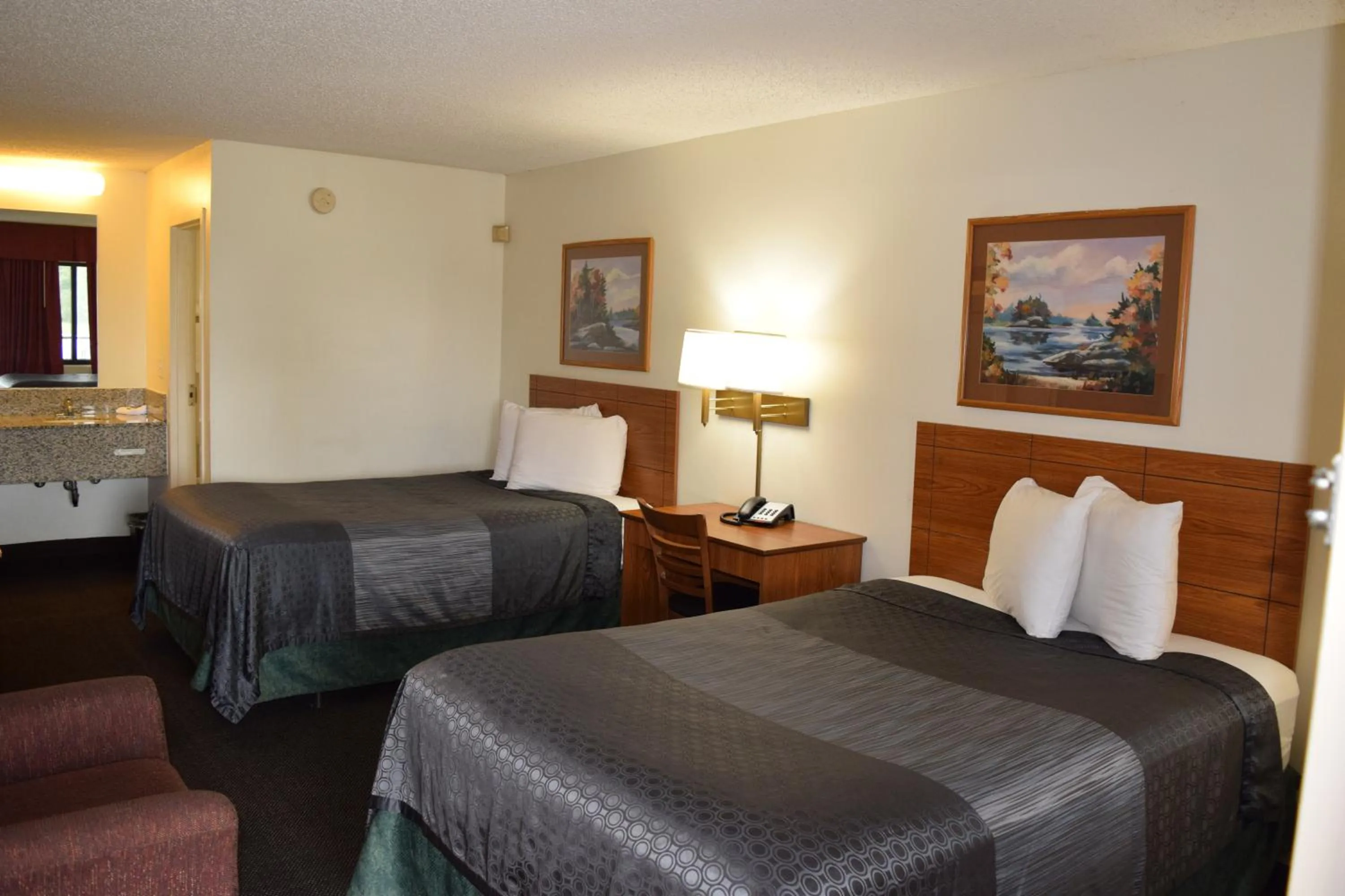 Bedroom, Bed in Value Inn - Livonia