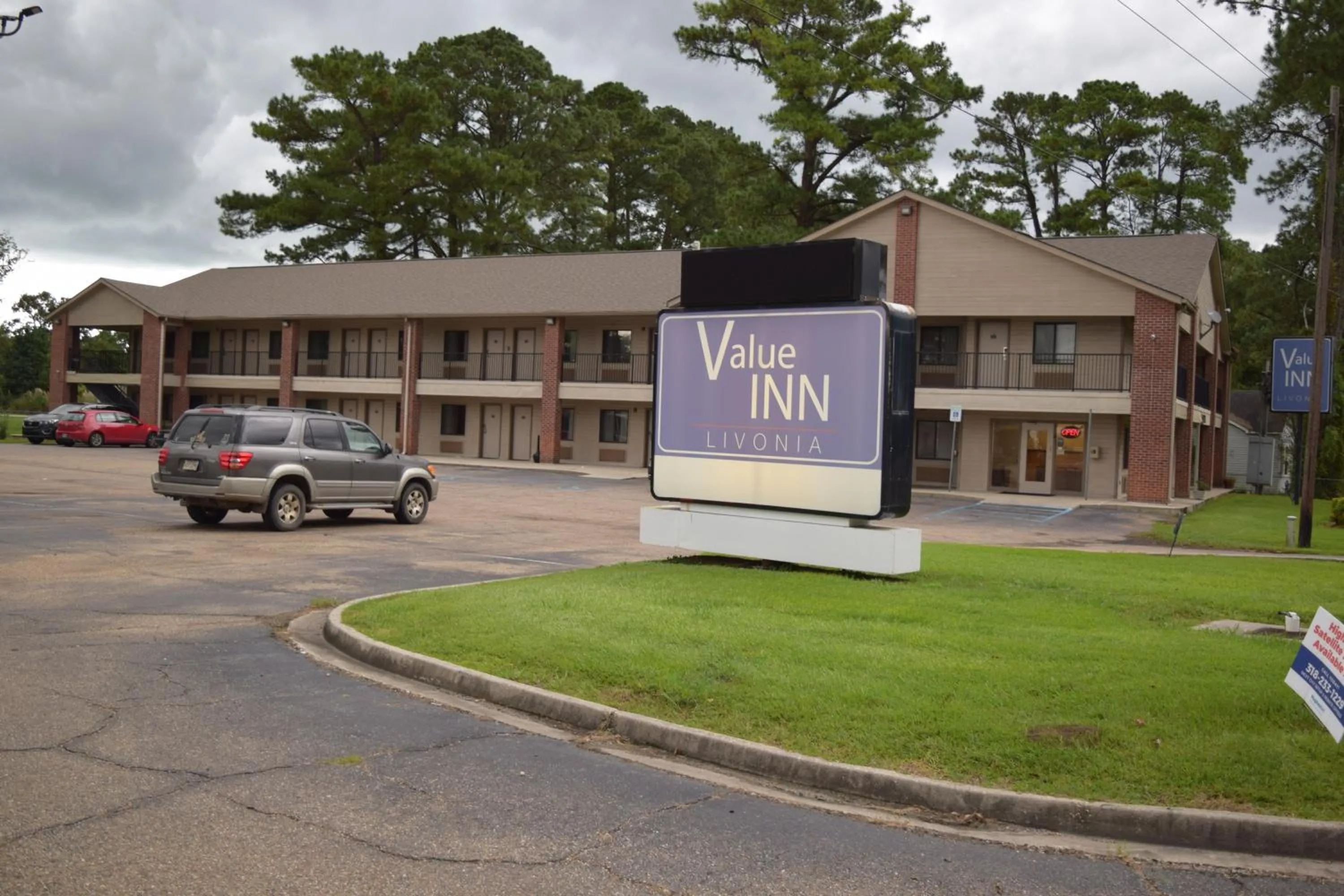 Property building in Value Inn - Livonia