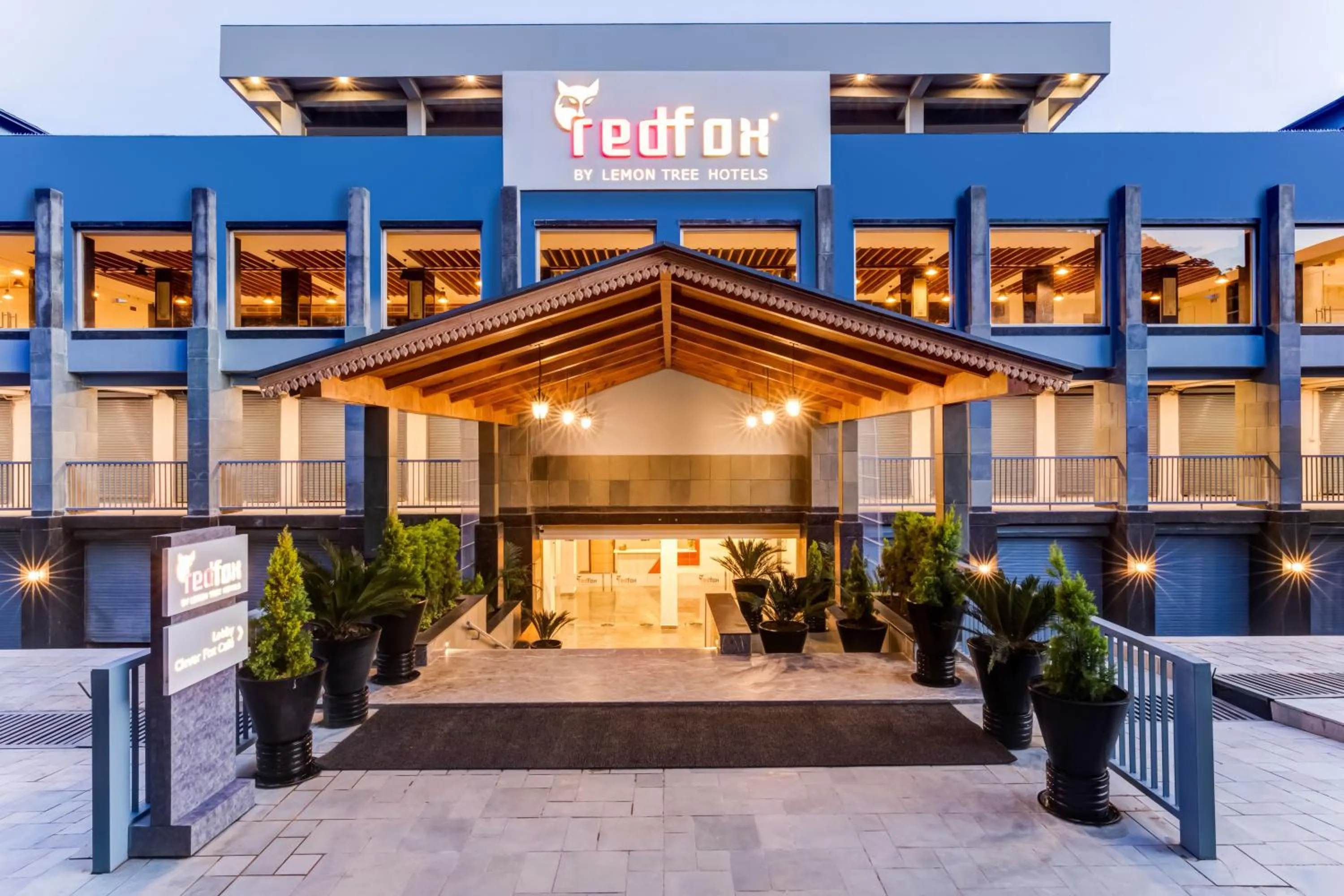 Facade/entrance in Red Fox by Lemon Tree Hotels, Neelkanth