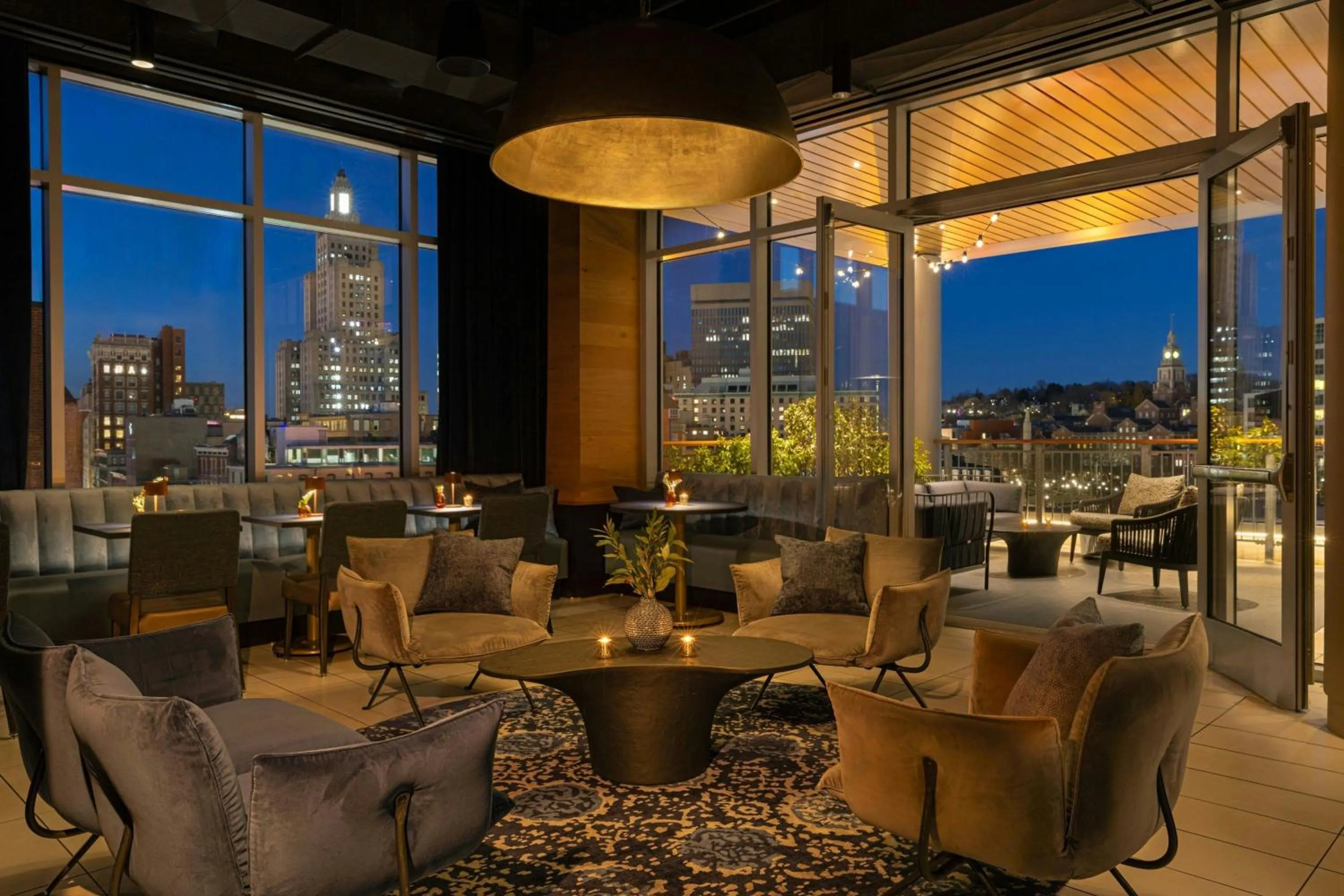 Lounge or bar in Aloft Providence Downtown