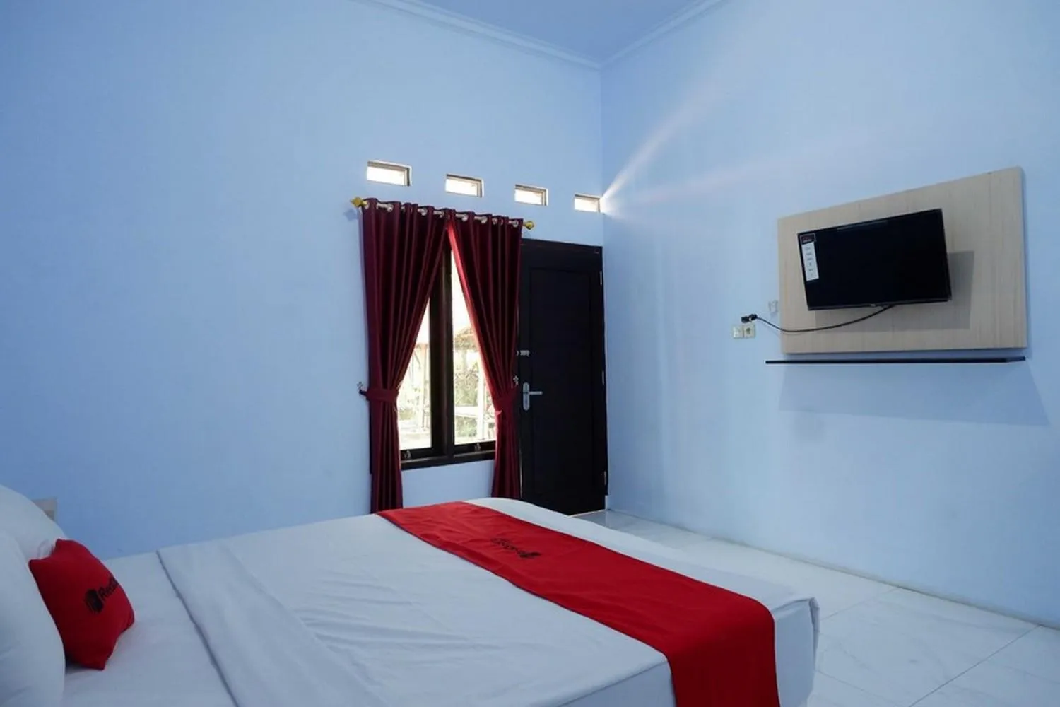 Bedroom, Bed in RedDoorz Syariah near Stasiun Pekalongan 3