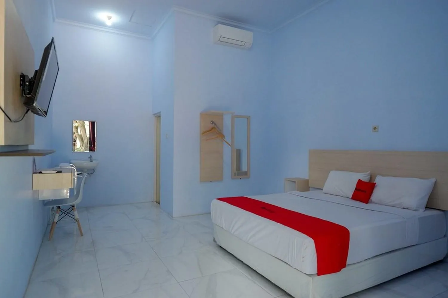 Bedroom, Bed in RedDoorz Syariah near Stasiun Pekalongan 3