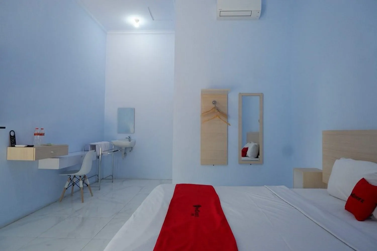 Bedroom, Bed in RedDoorz Syariah near Stasiun Pekalongan 3