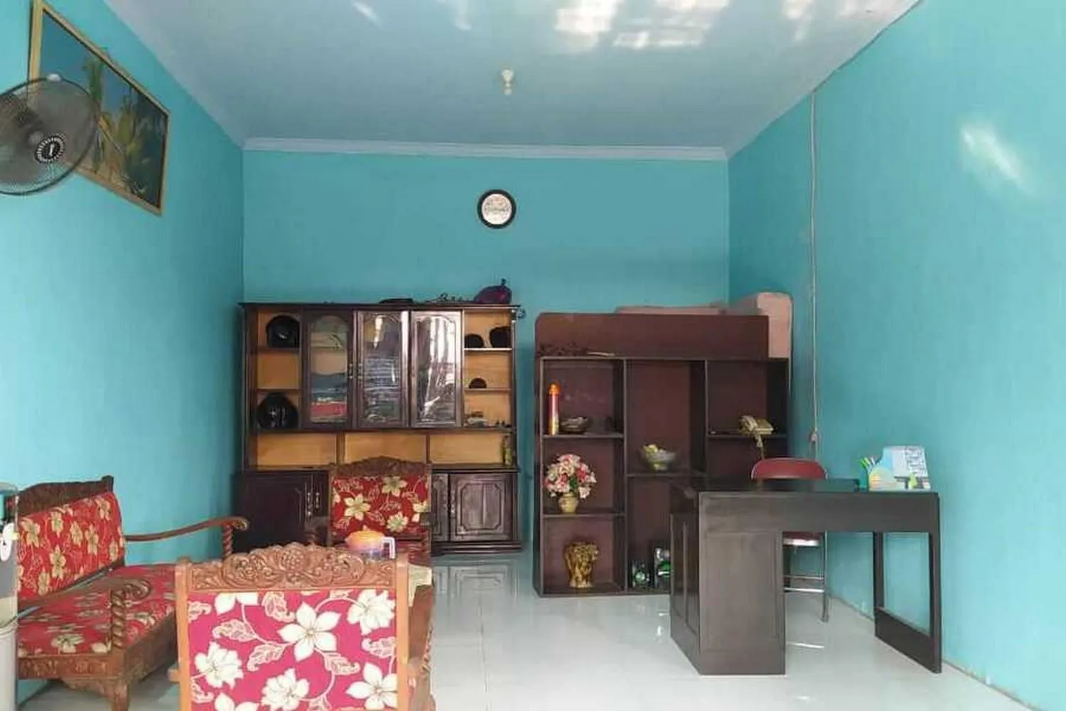 Seating area in RedDoorz Syariah near Stasiun Pekalongan 3
