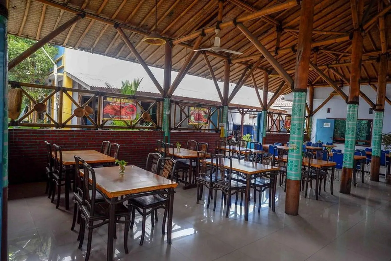 Restaurant/places to eat in RedDoorz Syariah near Stasiun Pekalongan 3