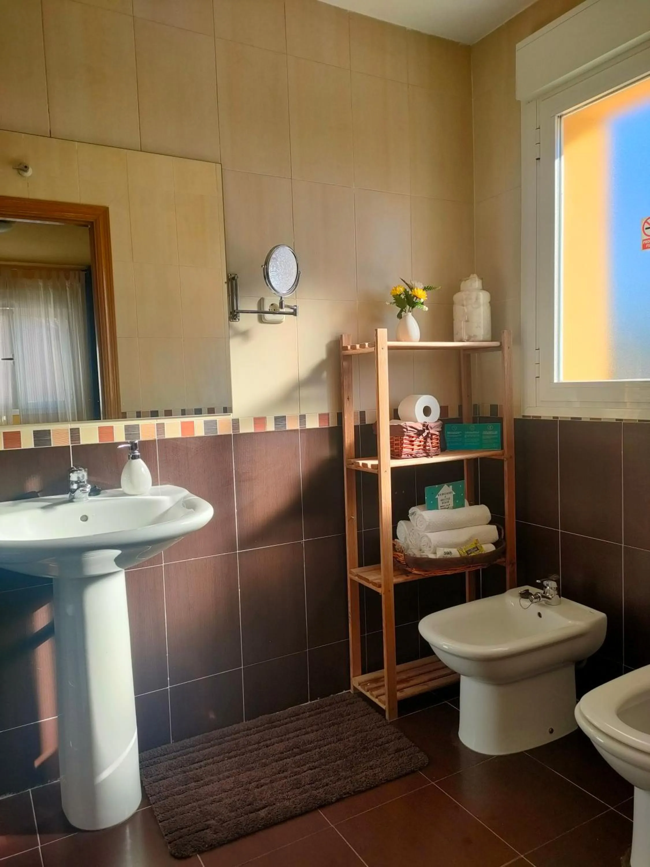 Toilet, Bathroom in Hermosa Habitación amplia, fresca y tranquila.