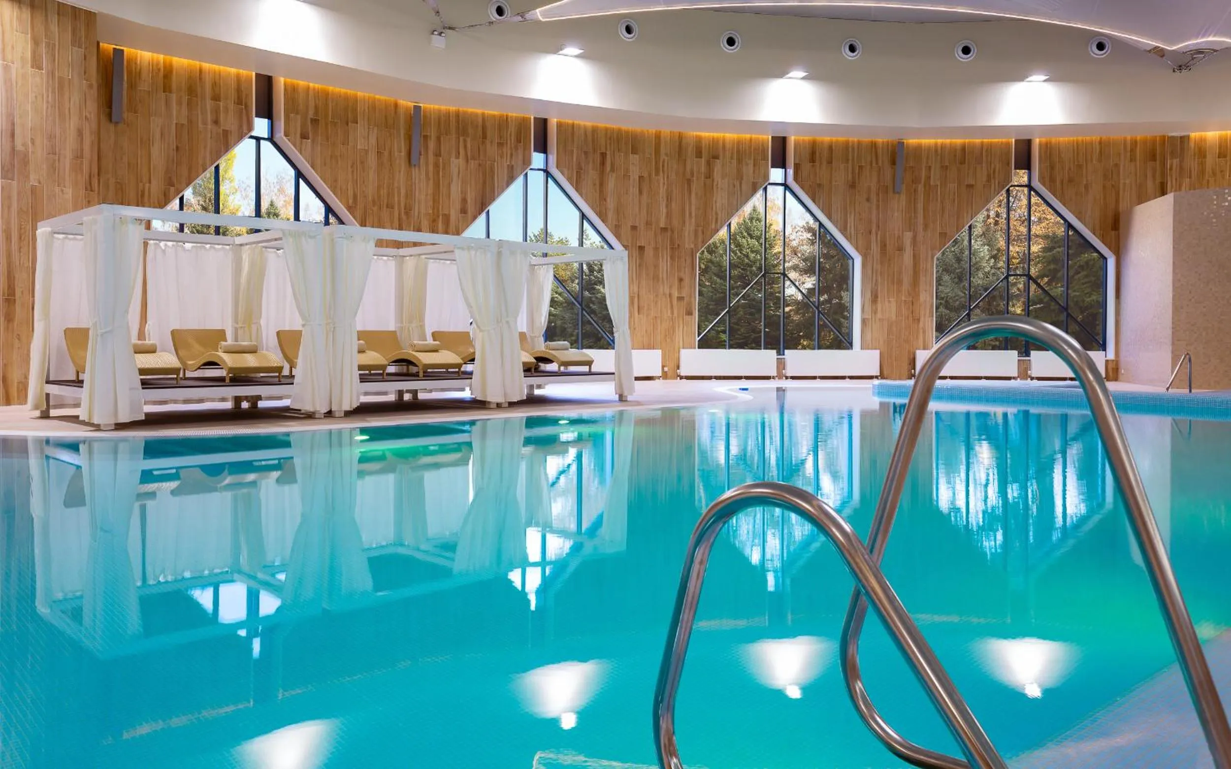 Swimming pool in Swissôtel Wellness Resort Alatau Almaty
